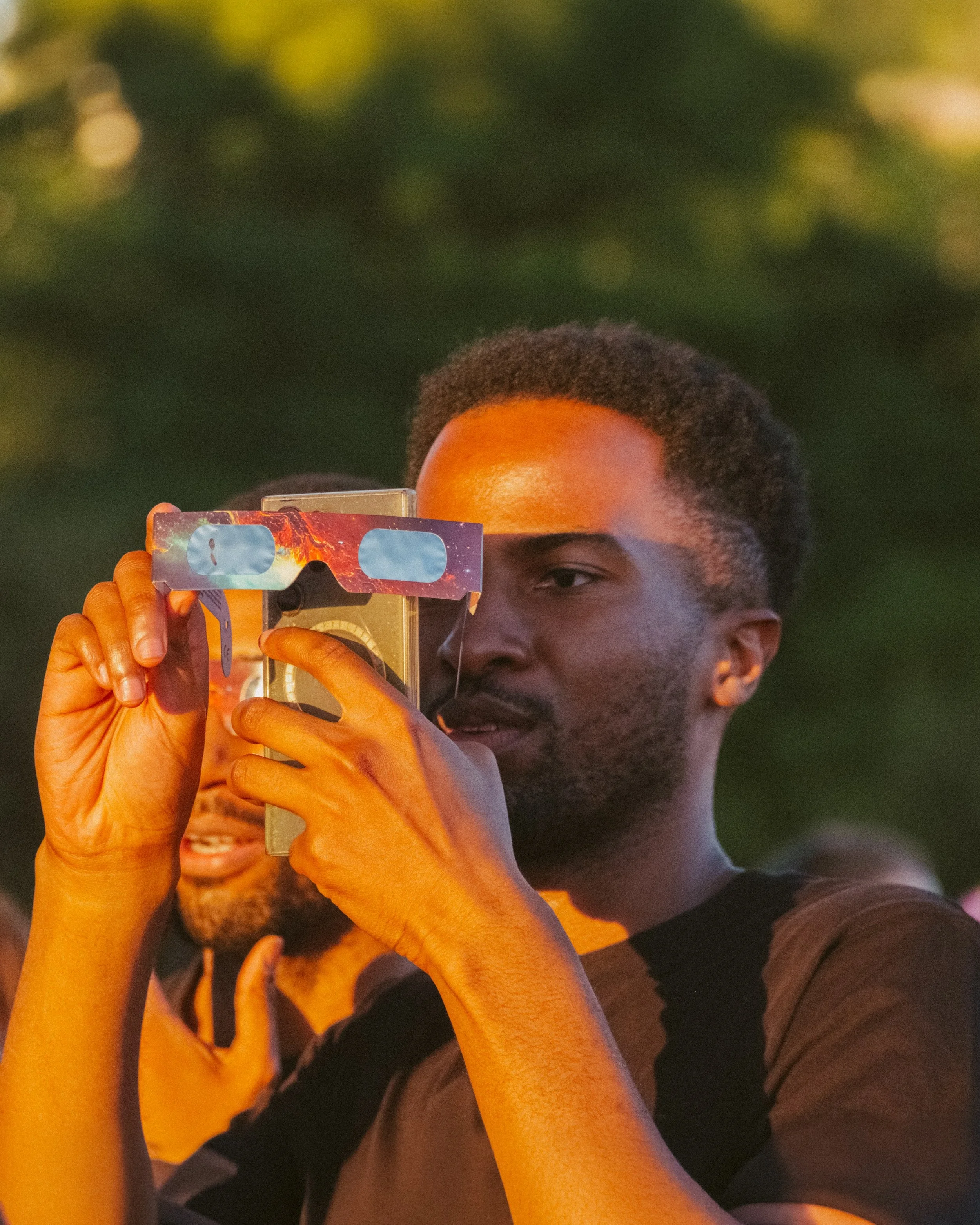 For about an hour today everyone in Paris was looking at the same thing. I spent it watching the people watching it.

📍 Paris, France, August 2026
📸 Fujifilm X-T5

#paris #eclipse #streetphotography #eclipse2026 #fujifilmxseries