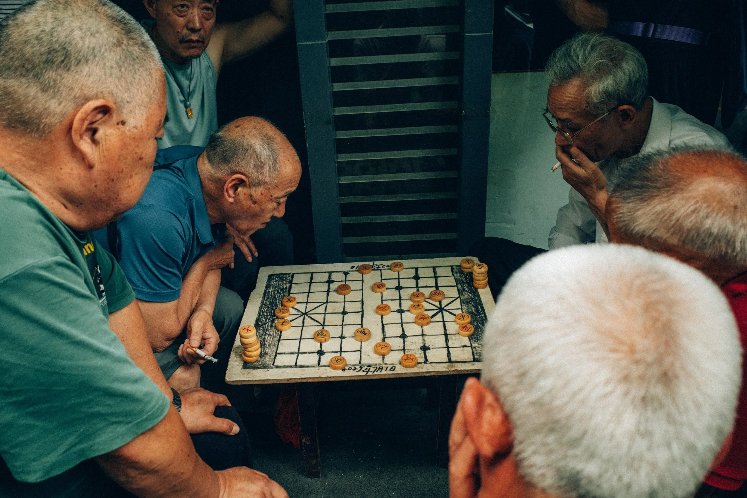 Yangzhou on an ordinary afternoon. Chess, scooters, gossip, cats.

📍 Yangzhou, China, June 2026
📸 Ricoh GRIII

#yangzhou #china #shootgr #dailylife #ricohgr3
