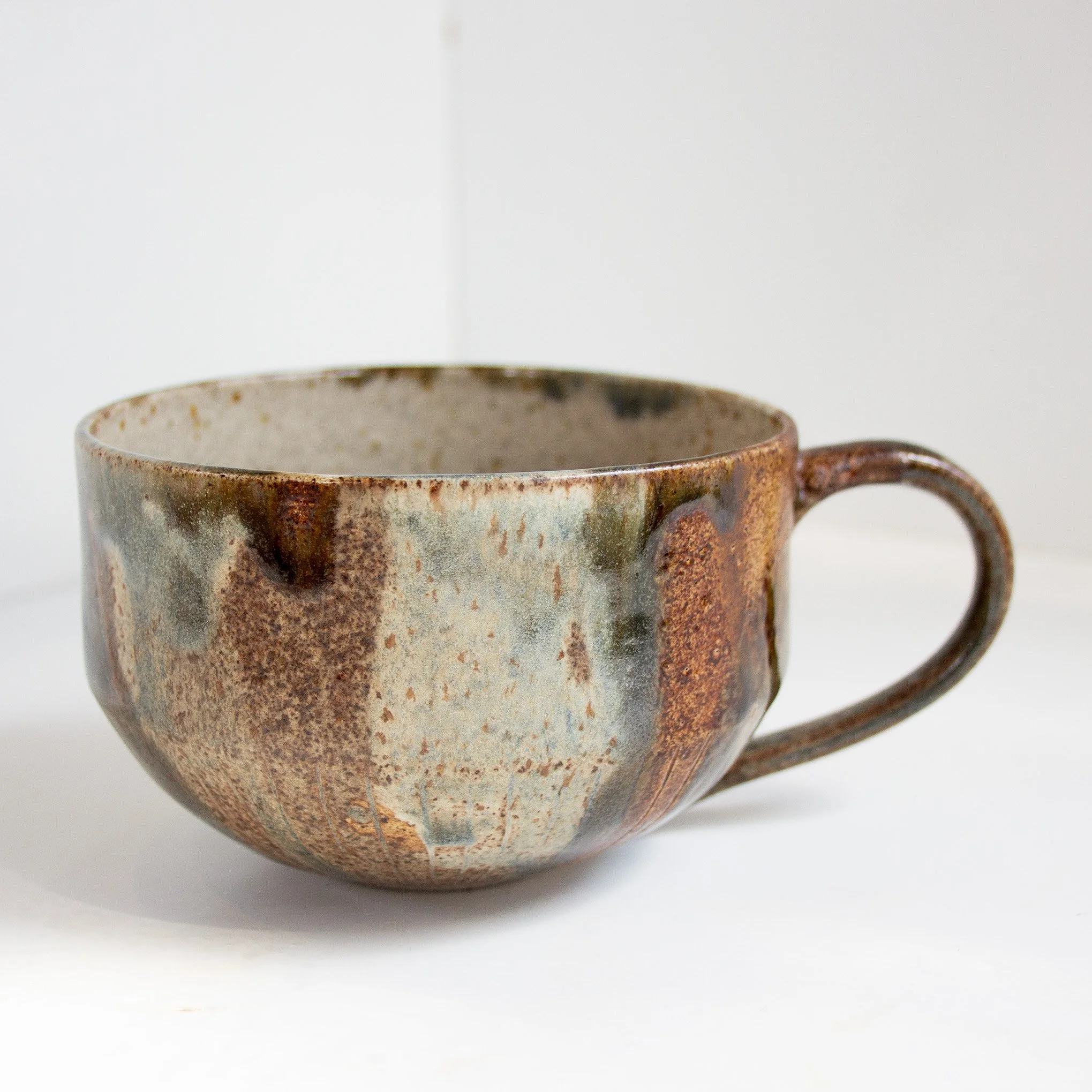 Blau-braune Henkeltasse