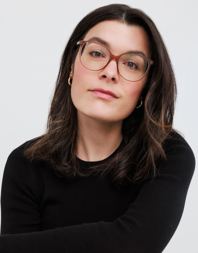 Ève Lévesque en photo devant un fond blanc.