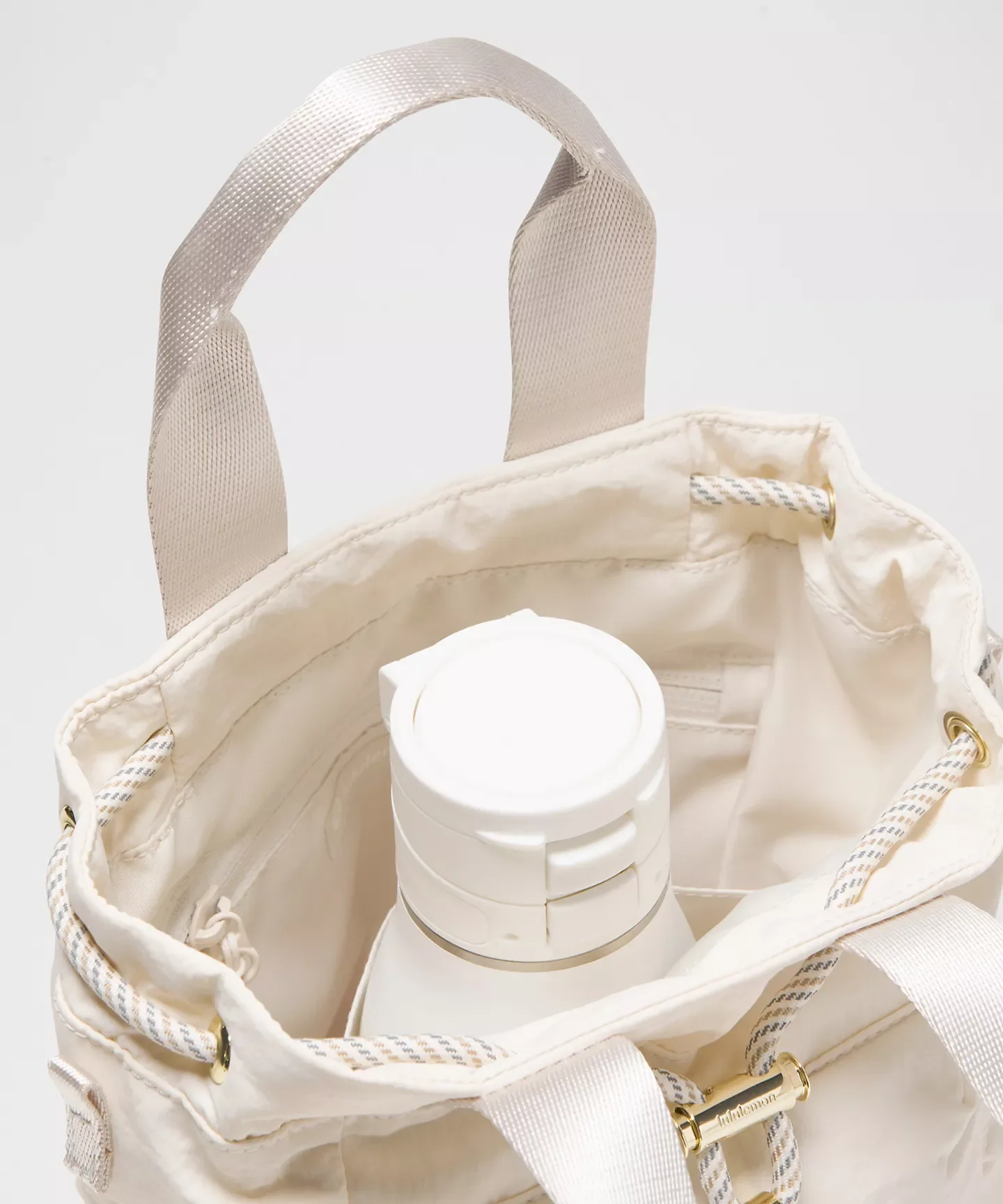 bucketbagivoryinside.webp