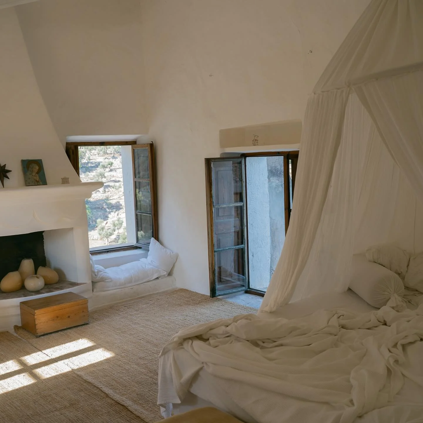 If you have been feeling the pull to pause and create space at the end of your year, our soul-soothing four night retreat in the magic of Mallorca’s mountains has just one room left. 
The final room is this beautiful en-suite master suite with