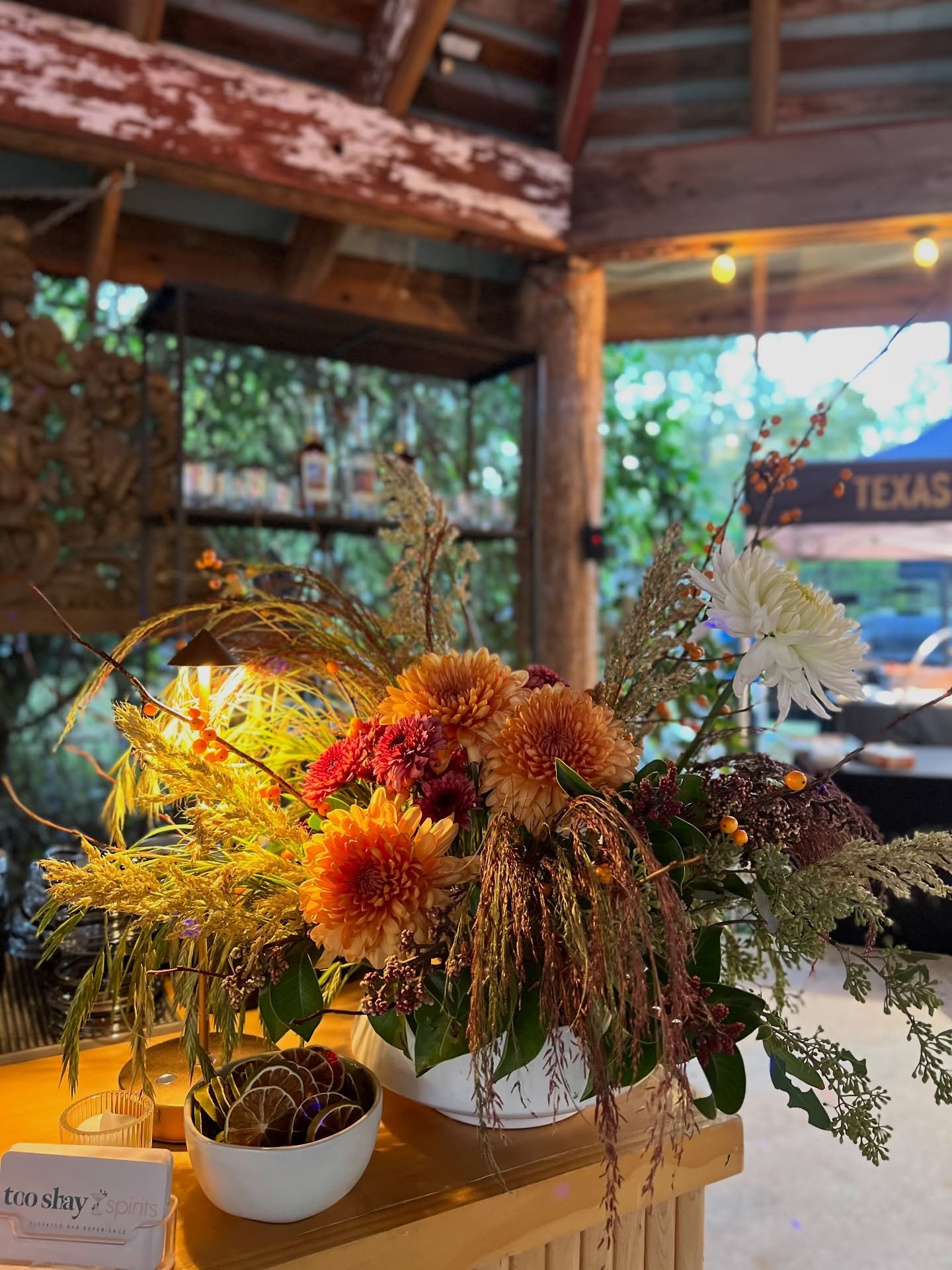 Had the absolute best time dreaming up and designing the flowers for @stillatx&rsquo;s Full Circle dinner last week! Creating large arrangements and bud vases for a 150 person dinner that highlighted Texas native grasses and in-season flowers, offeri