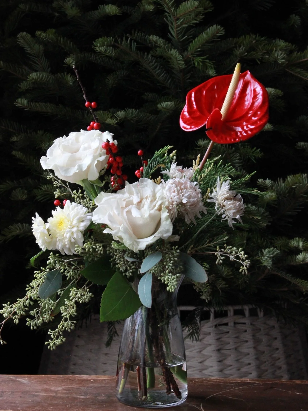 🎄Imagine wowing the host with a paper wrapped bouquet like these&hellip; or scattering a trio of bud vases down the table! 🎄Merry and bright bouquets and arrangements and bud vase packs are ready to make your table top festive this year! Head on ov