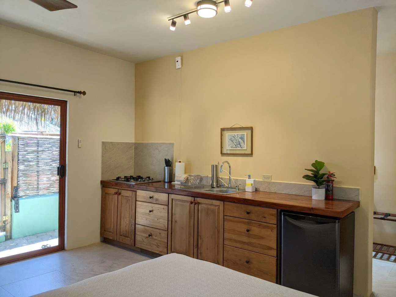 Casita con cocina y refrigerador