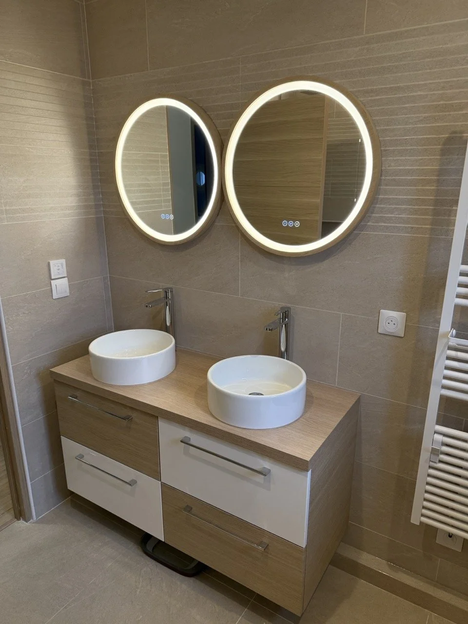 Salle de bain modernisée avec double vasque après rénovation à Meaux