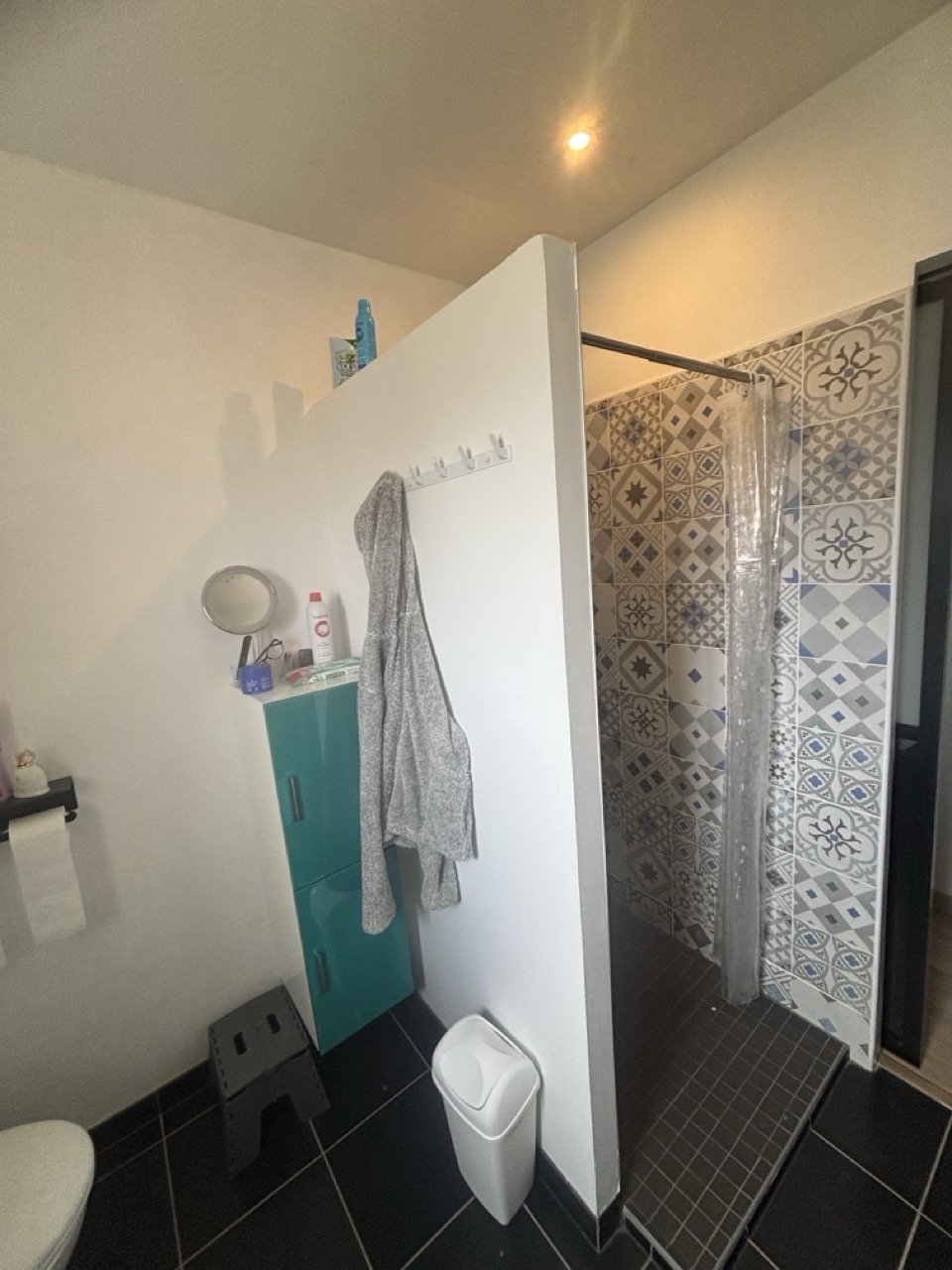 Salle de bain ancienne avec douche fermée avant travaux à Meaux