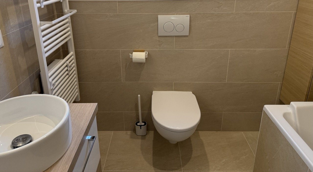 WC suspendu installé après rénovation complète de salle de bain à Meaux