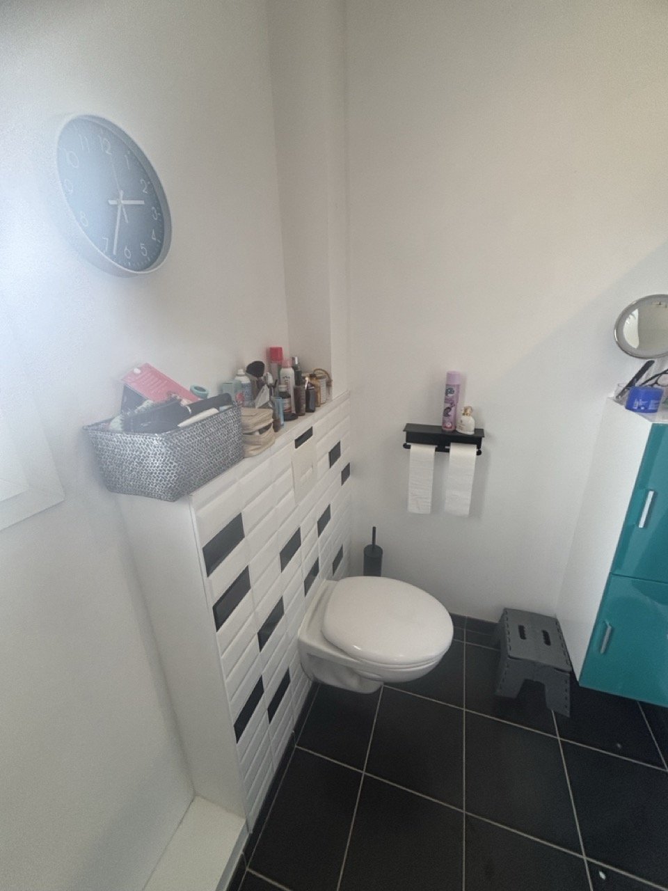 Ancien espace WC dans salle de bain avant rénovation à Meaux