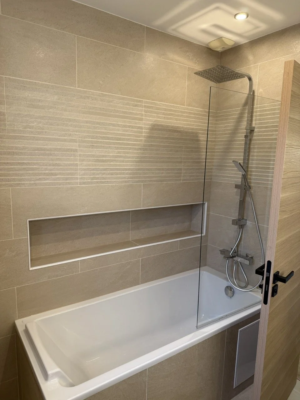 Installation baignoire et niche murale après rénovation salle de bain à Meaux