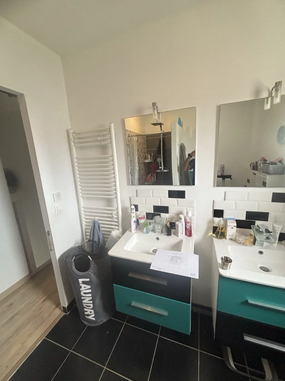 Ancienne salle de bain avec meuble double vasque avant rénovation à Meaux