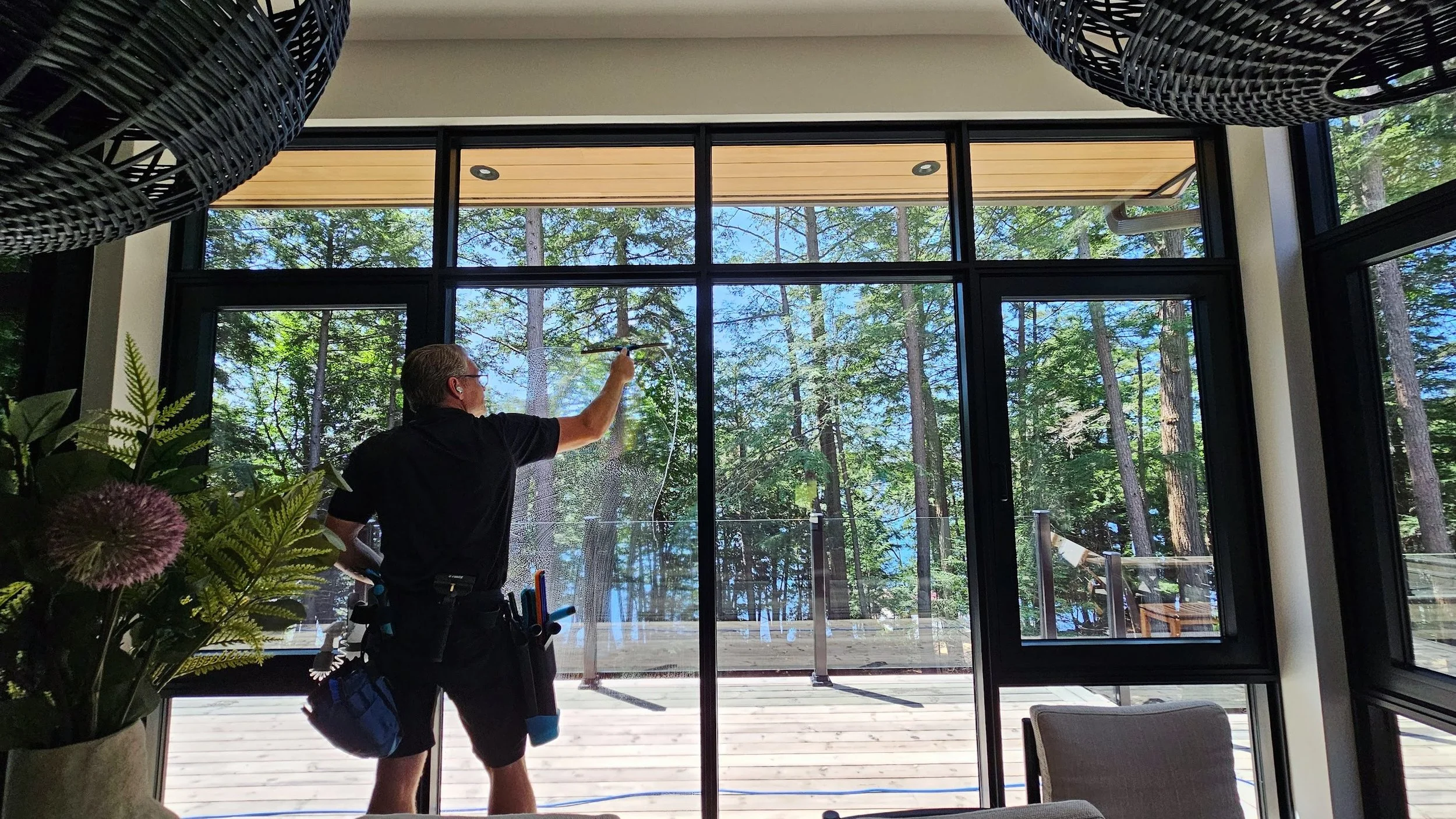Quality, team-based, detailed window, track and screen deep cleaning