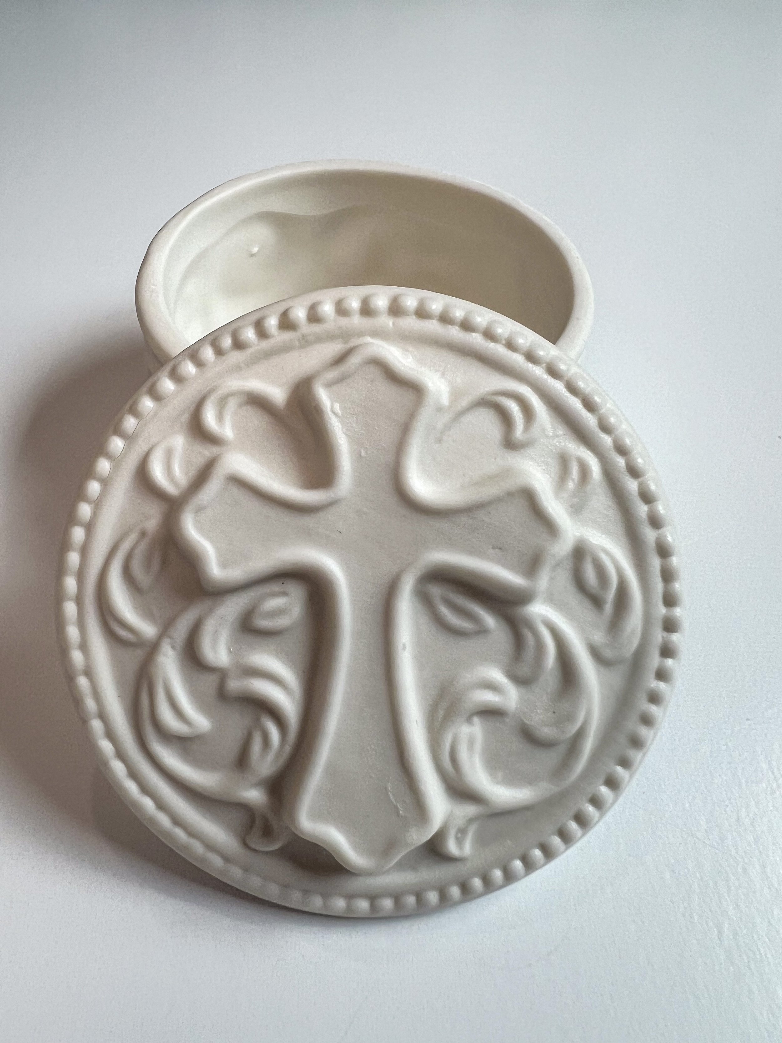 lid off circular rosary box.jpg