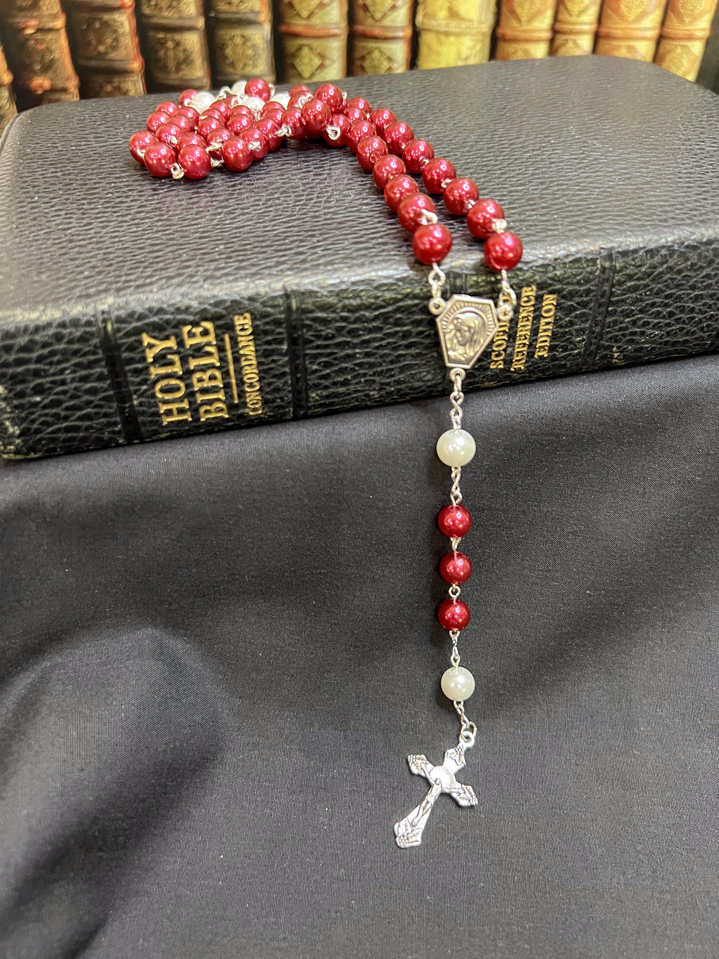 Maroon and white glass pearl rosary 1.jpg