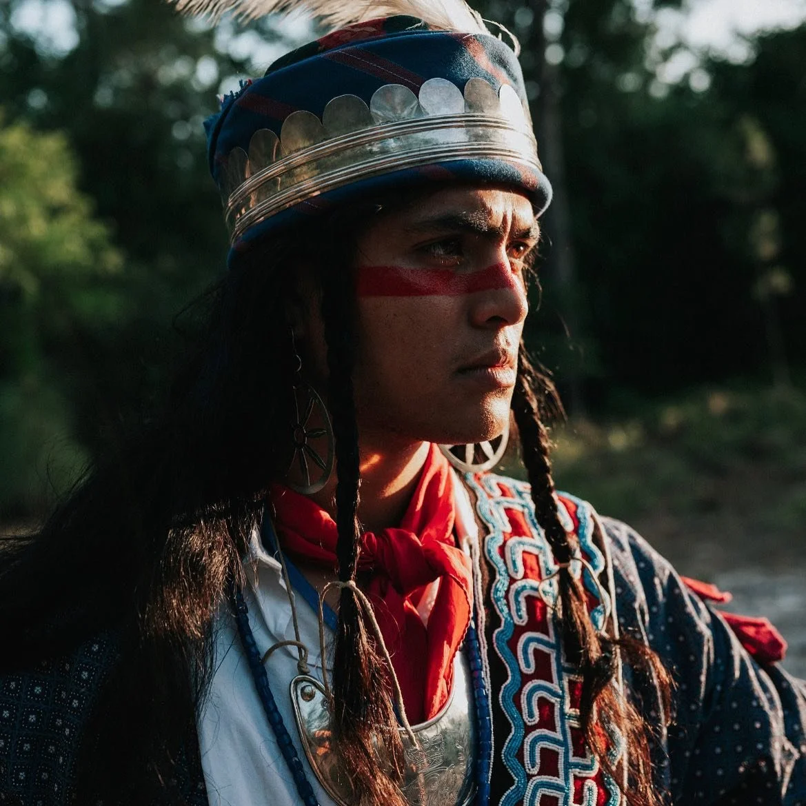 Actor and activist @_clearbear_ portrays resourceful Seminole leader Coacoochee who fought alongside Osceola and John Horse in the Second Seminole War to maintain the freedom of his people. 
&bull;
#unconquered #unconqueredfilm #history #blackhistory