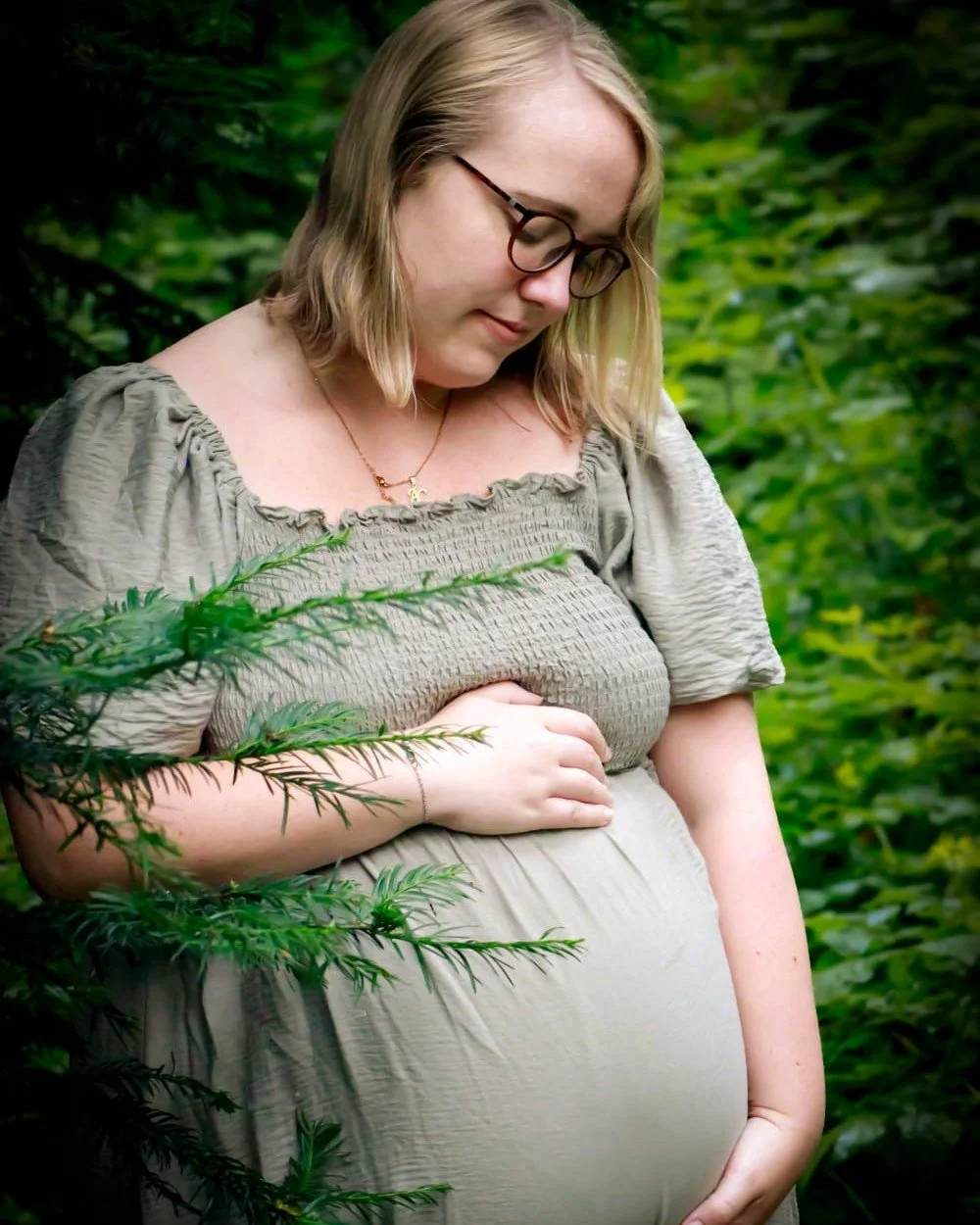 Among the whispering leaves and golden light, this beautiful mama-to-be&rsquo;s story unfolded in the heart of Canterbury&rsquo;s woodland. 🌿✨
There&rsquo;s something magical about stepping outside for a photoshoot &ndash; the way the sunlight dance
