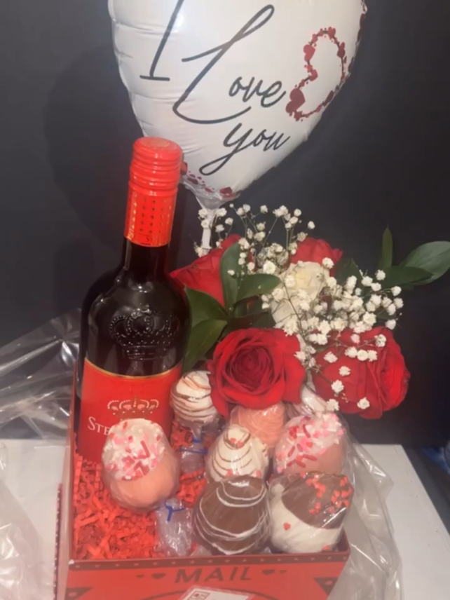 Luxe Box- Customized Bottle & 4 Cakepops