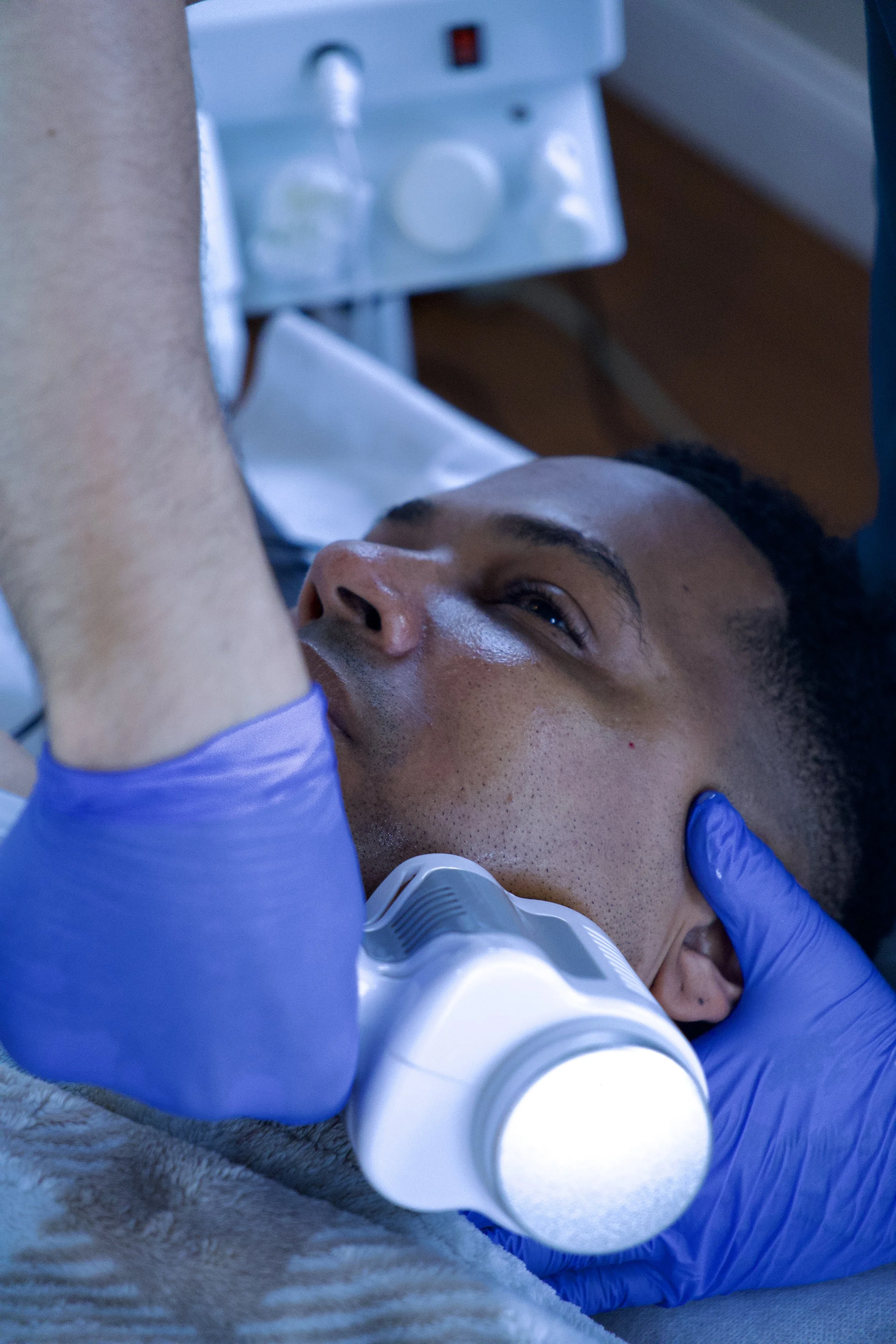 Alofoke se pone en manos de Bansai Spa NYC: así fue su protocolo facial personalizado