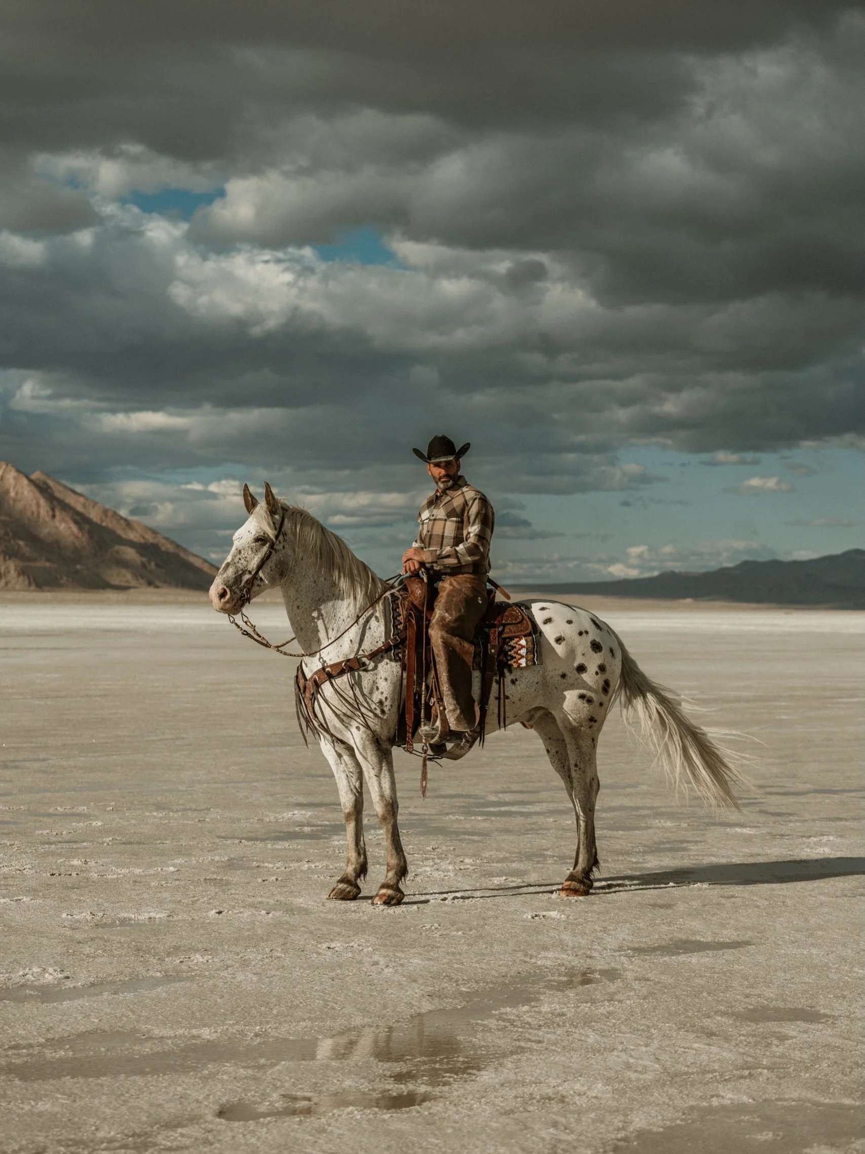 @keepthewestalive in Utah 🤠 #saltflatsutah 

Photography by @raulesprza 📸

#thisishowiwestern 👈🏼
utah photographer, western grit, camera tutorial, cowboy shoot, horseback riding, western riding, salt flats utah, camera settings