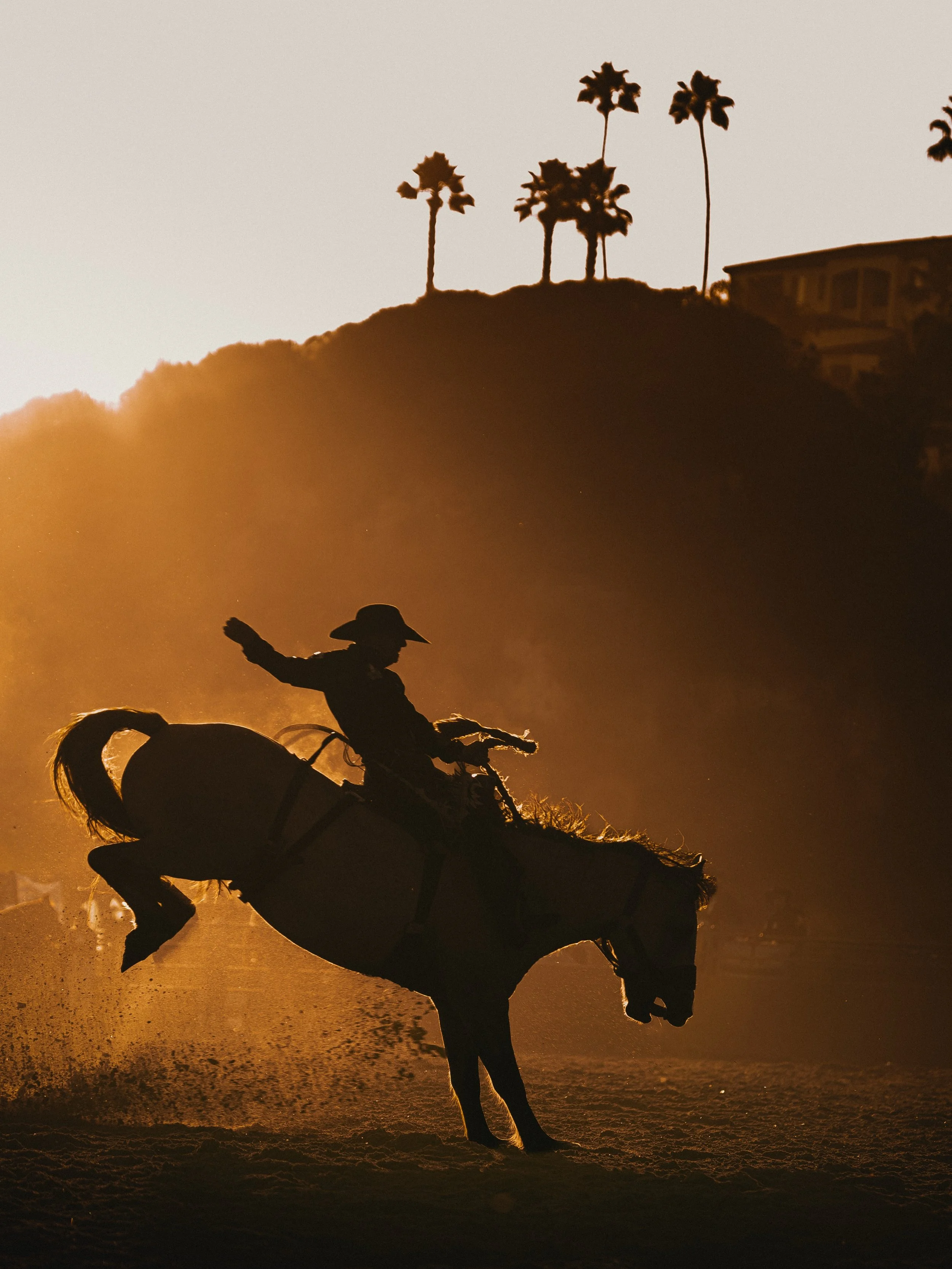 God&rsquo;s spotlight and some bronc riding 🤠 @keepthewestalive #rodeolife 

Purchase a print here: https://raulesparzaaa.pixieset.com/rodeoonthebeach/

Rodeo photography, rodeo life, beach rodeo, california rodeo, central coast, cowboy rodeo, weste