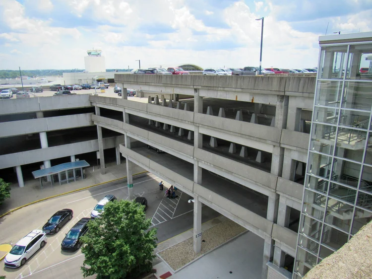 John Glenn Columbus International Airport parking garage