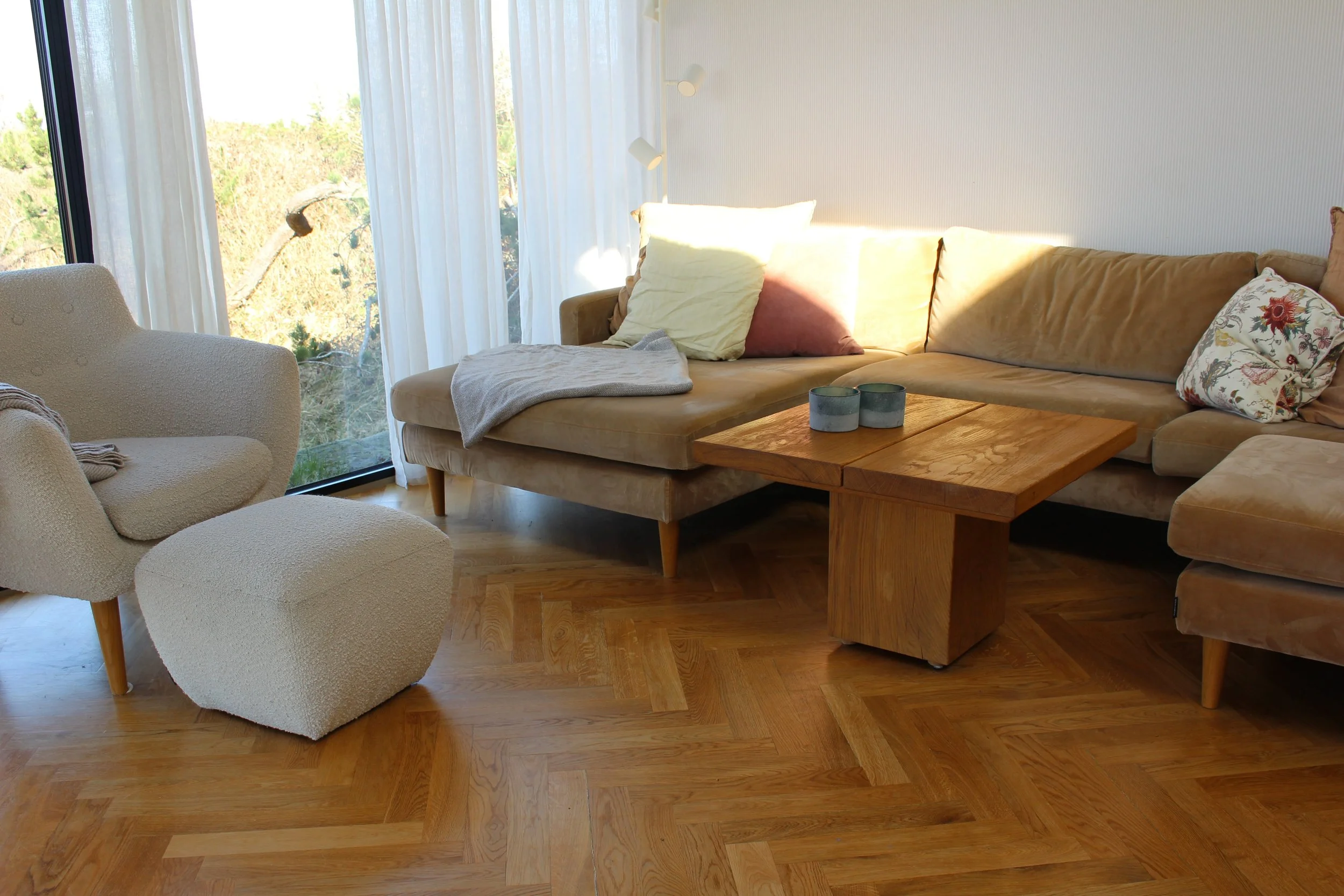 Hugin sidebord i massivt egetræ fra BUK Studio stylet i varm stue med sofa og naturlys
