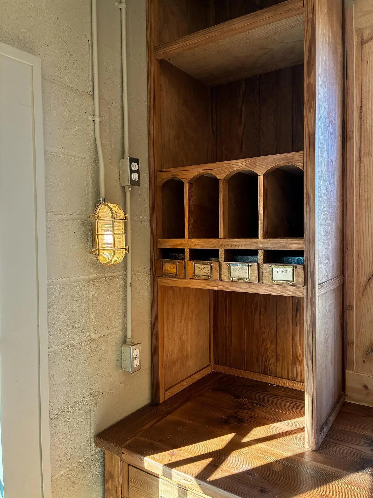 Old growth pine just hits differently. 🤌 This beauty is made from reclaimed 100+ year old pine, waxed with a polish from @fiddes_woodfinishes ✨