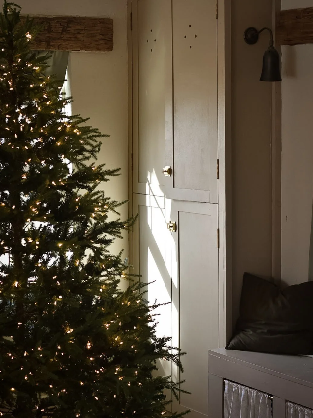 The tree is officially getting decked this weekend 🎄✨ It&rsquo;s our third Christmas here in our renovated 100+ year old home, and this built-in was my first ever &ldquo;cabinet&rdquo; project...back when I had zero professional tools and a wife and