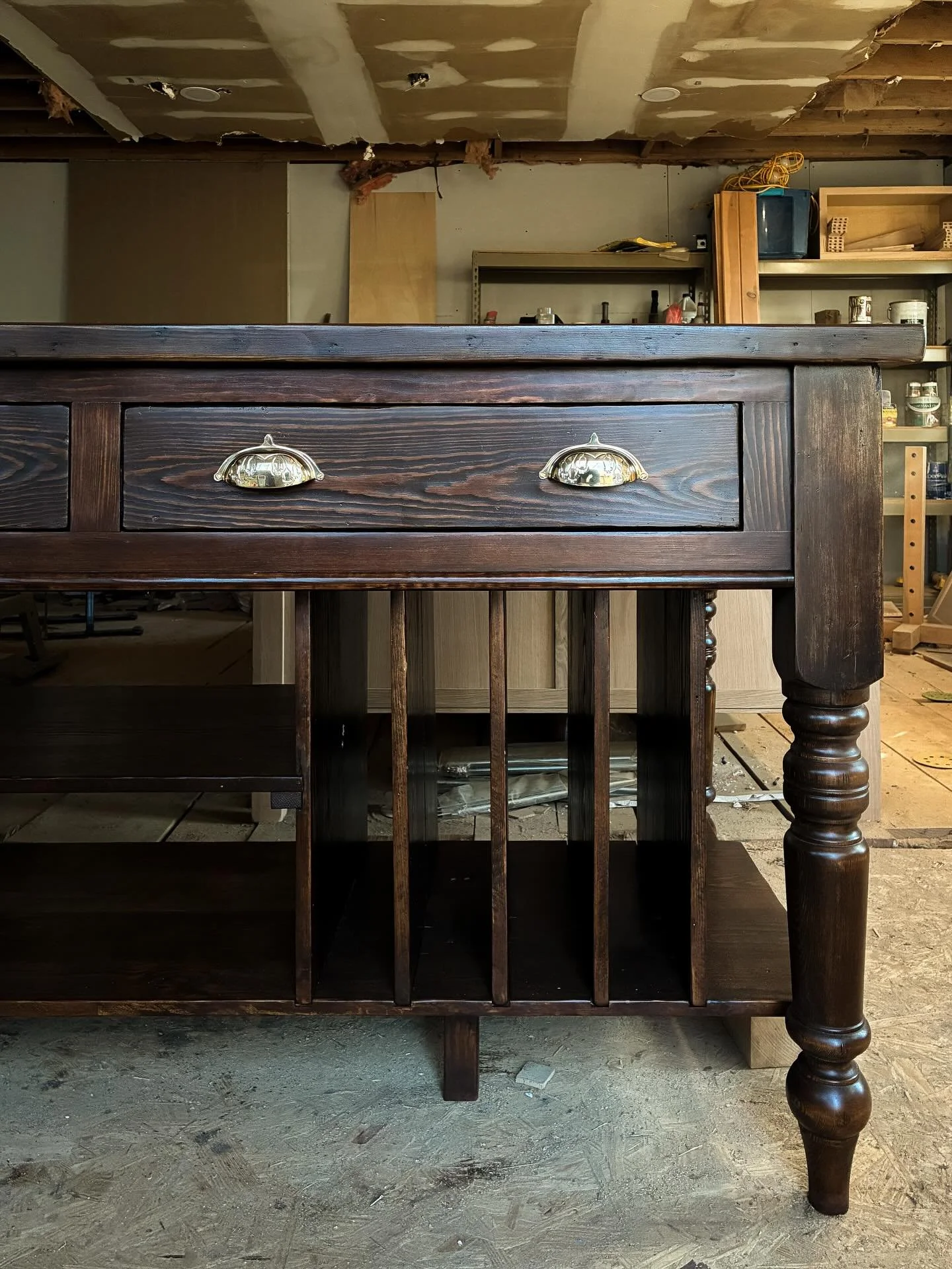 A custom old-world pine dairy table just got delivered today!! Swipe to see it home with that Aga stove from the 40s 😍😍😍