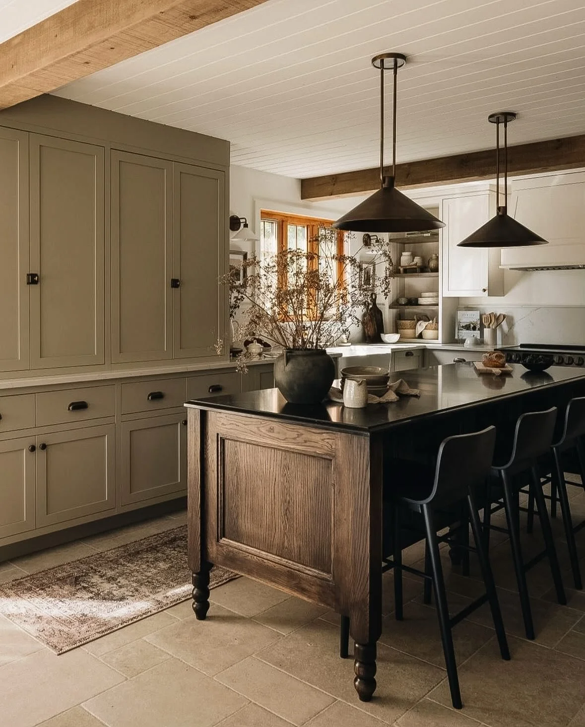 Some weekend inspirations that have caught my eye this past week. They are all very different in style, I know 😅☺️ Which one is your favorite??

And if you are interested in starting a project of your own, I am now booking out August! ✨