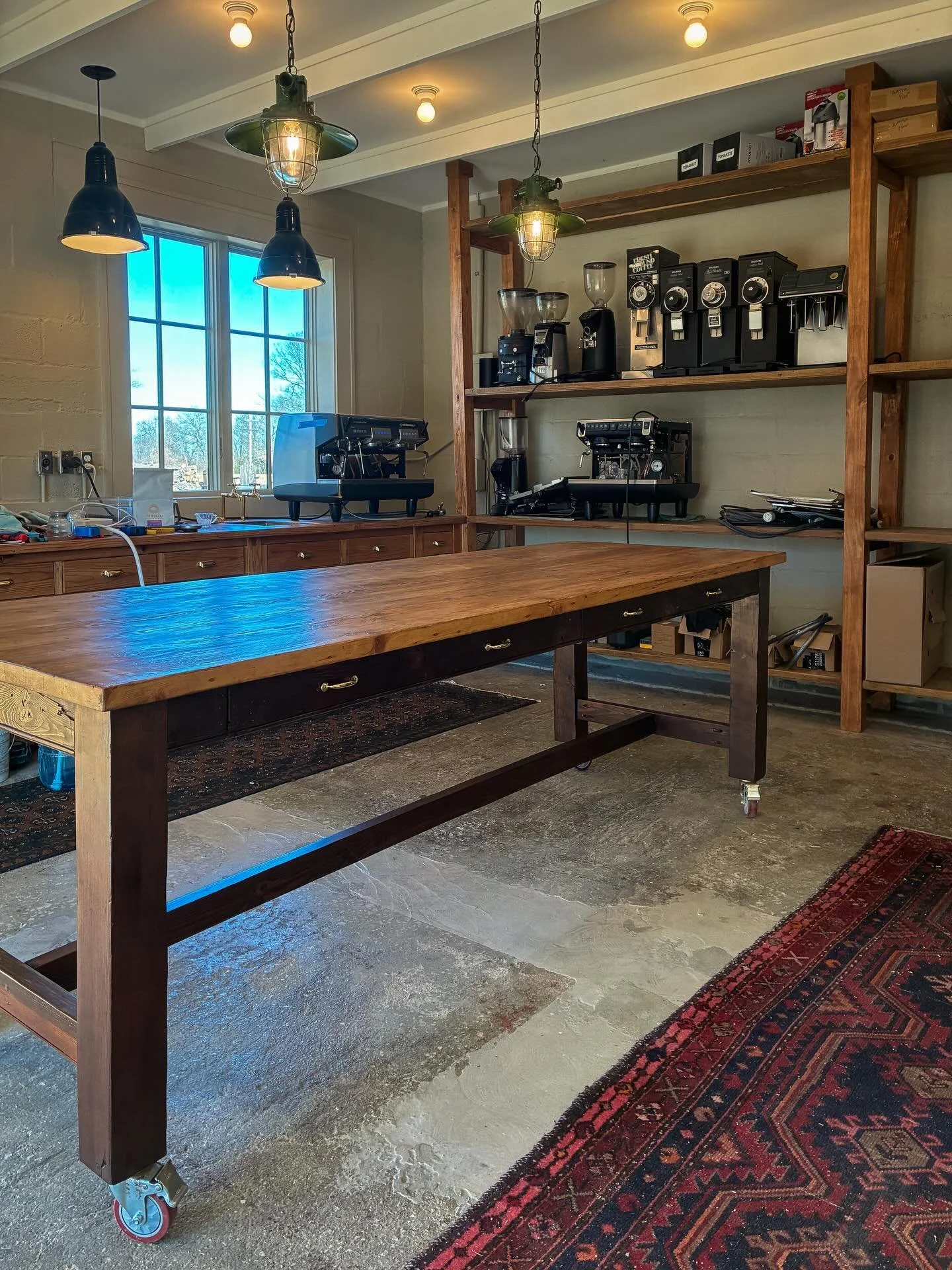 I ended the year with FINALLY finishing this place off. 😍✨ Well&hellip; other than the additional cabinet we are adding in that back corner.

I am so thankful for the opportunity to build out this new workshop.