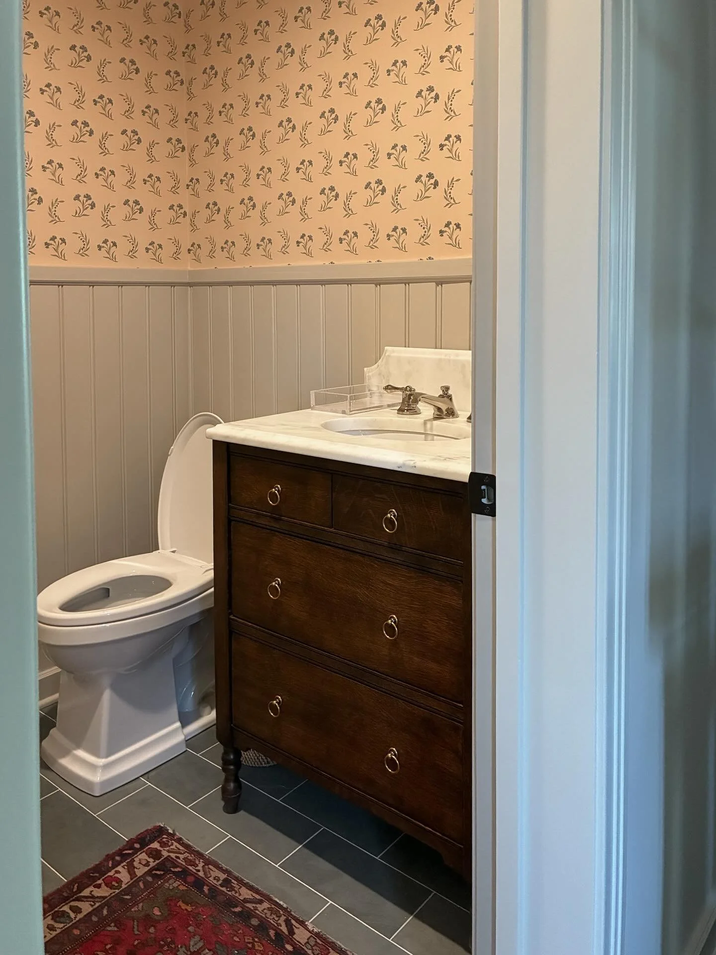 I got to visit this project a few days ago and see this little beauty with its countertop and sink installed.😍😍😍

It was fun to design it with the talented @ruthkeenandesign