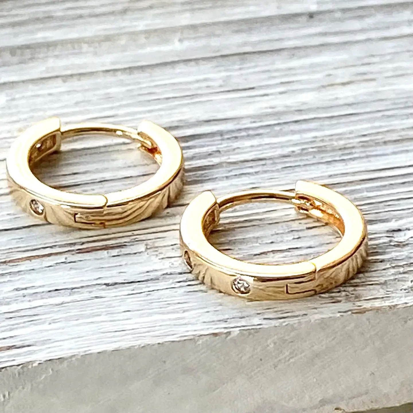 Huggie Hoop Earrings Minimalist gold1.webp