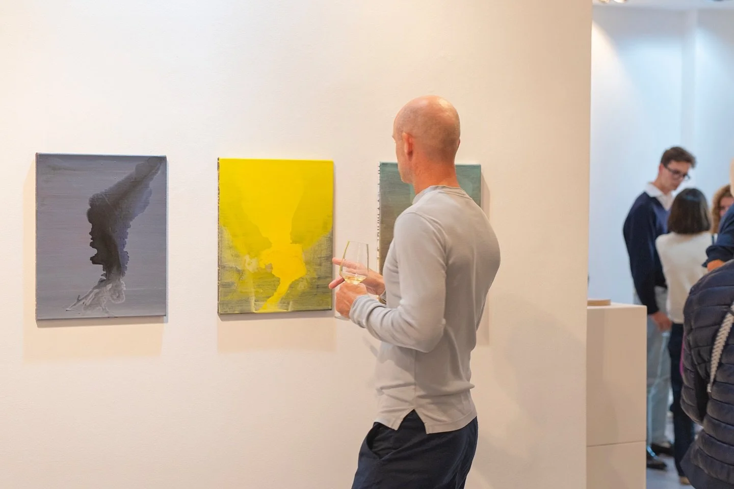 Zweite Bildstrecke der Vernissage &bdquo;Black Swan&ldquo; von Alvar Beyer in der Hilleckes Gallery. Auch dieser Teil der Fotoreihe f&auml;ngt die besondere Stimmung des Abends ein &ndash; voller Begegnungen, Eindr&uuml;cke und Inspiration.

Die Auss