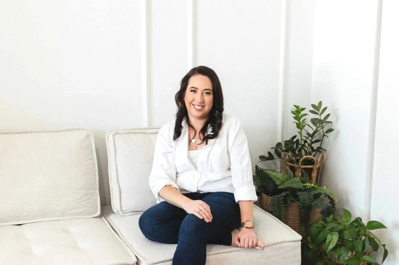 Licensed Therapist Alexa Levine at her virtual office in Los Angeles, CA. Alexa provides therapy for women during pregnancy, postpartum depression, postpartum anxiety and mom rage throughout California.