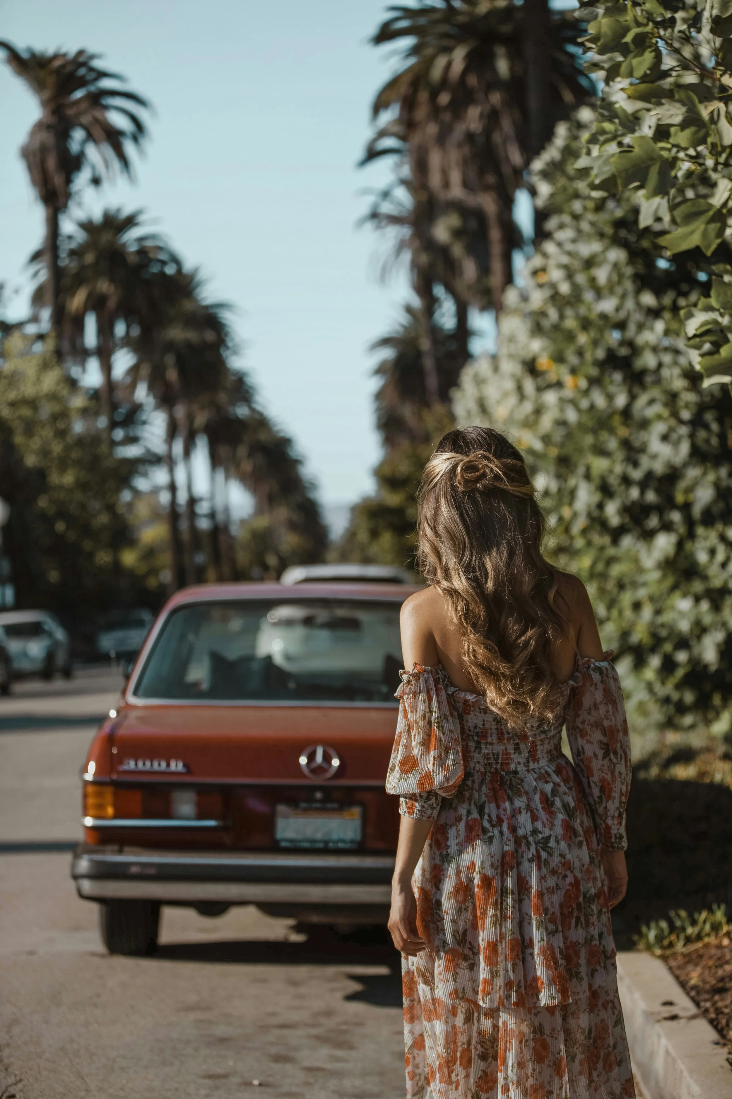 Woman in Los Angeles looking down the road. Why Virtual Therapy Is the Only Sensible Choice for LA Moms.