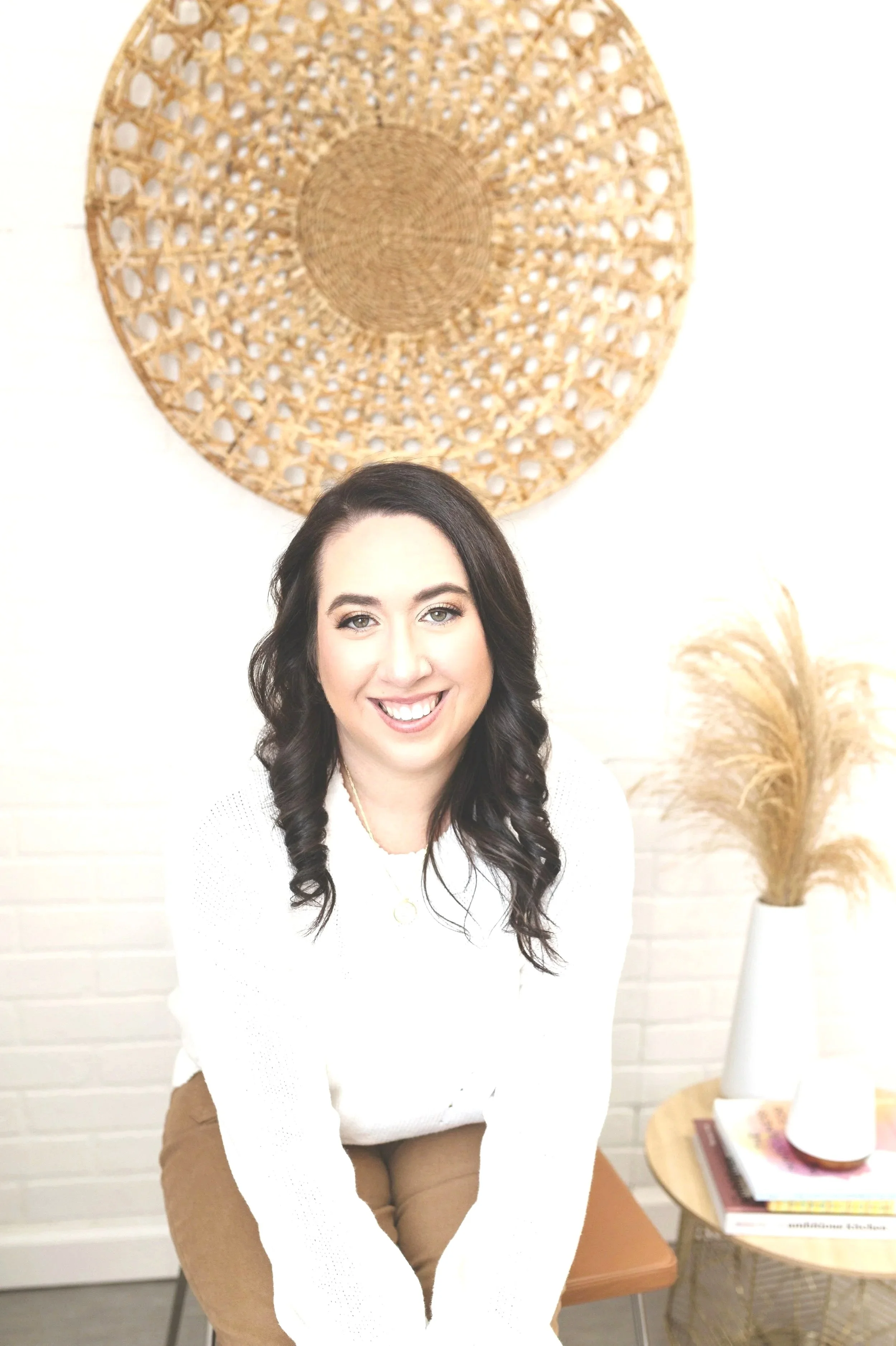 Licensed Therapist Alexa Levine at her virtual office in Irvine, Orange County, CA. Alexa provides therapy for women during pregnancy, postpartum depression, postpartum anxiety and mom rage throughout California.