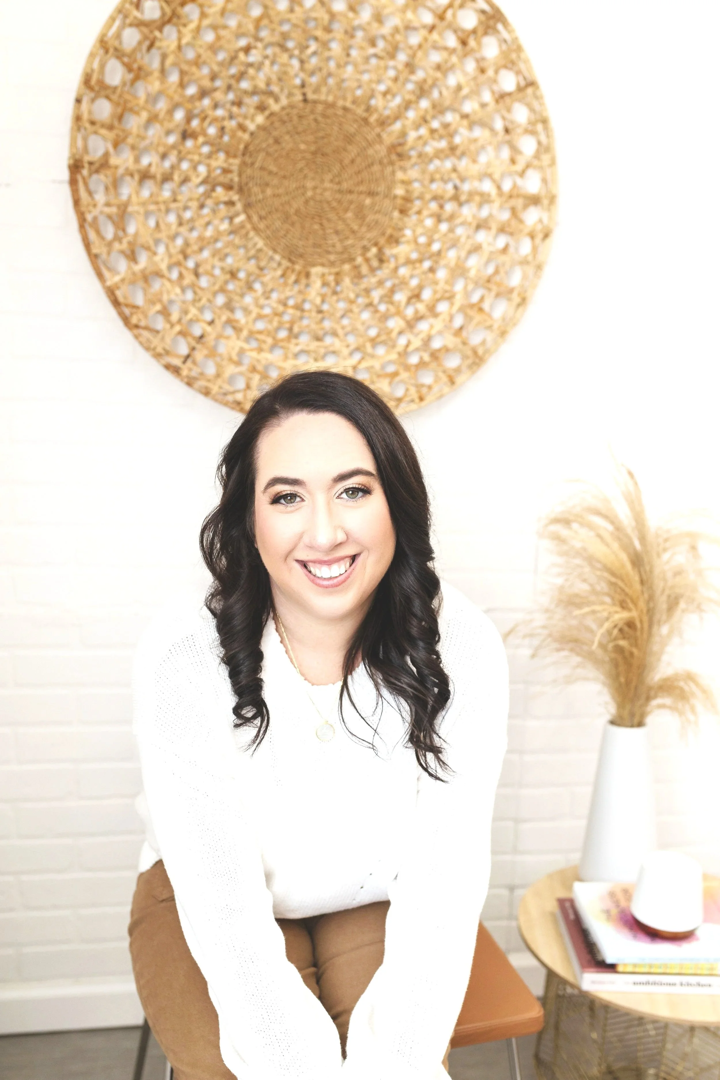 Licensed Therapist Alexa Levine at her virtual office in Irvine, CA. Alexa provides therapy for women during pregnancy, mom rage, postpartum depression and postpartum anxiety.