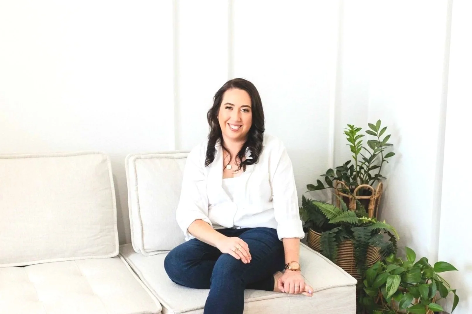 Licensed Therapist Alexa Levine at her virtual therapy office in Sherman Oaks, CA. Alexa is a therapist specializing in maternal mental health issues including pregnancy, postpartum depression, postpartum anxiety and mom rage.