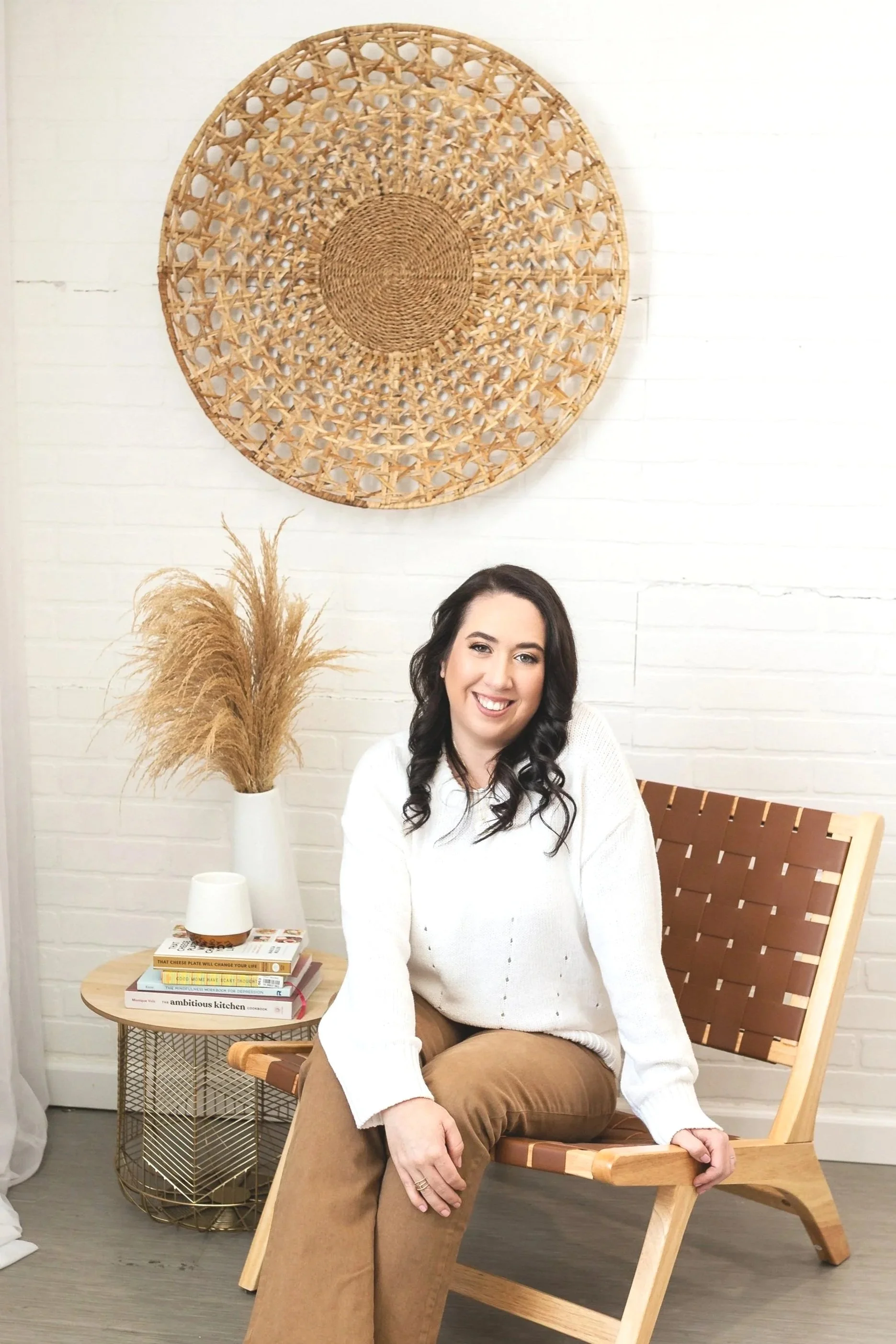 Licensed Therapist Alexa Levine at her virtual therapy office in Menlo Park, CA. Alexa specializes in providing therapy for pregnancy, postpartum depression, postpartum anxiety and mom rage.