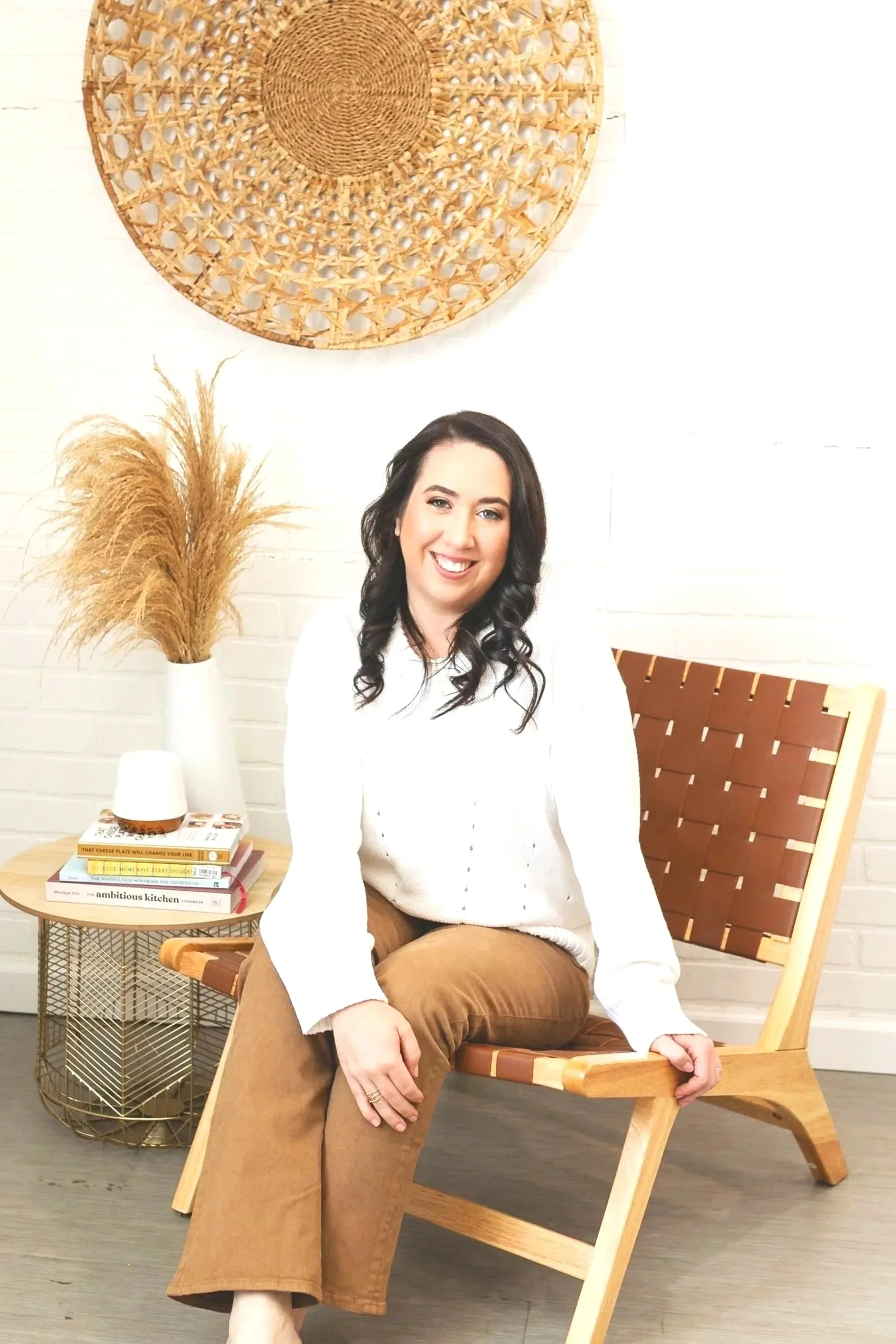 Licensed Therapist Alexa Levine at her virtual office in San Jose, CA. Alexa is a therapist providing providing support for women during pregnancy, postpartum depression, postpartum anxiety and mom rage throughout California.
