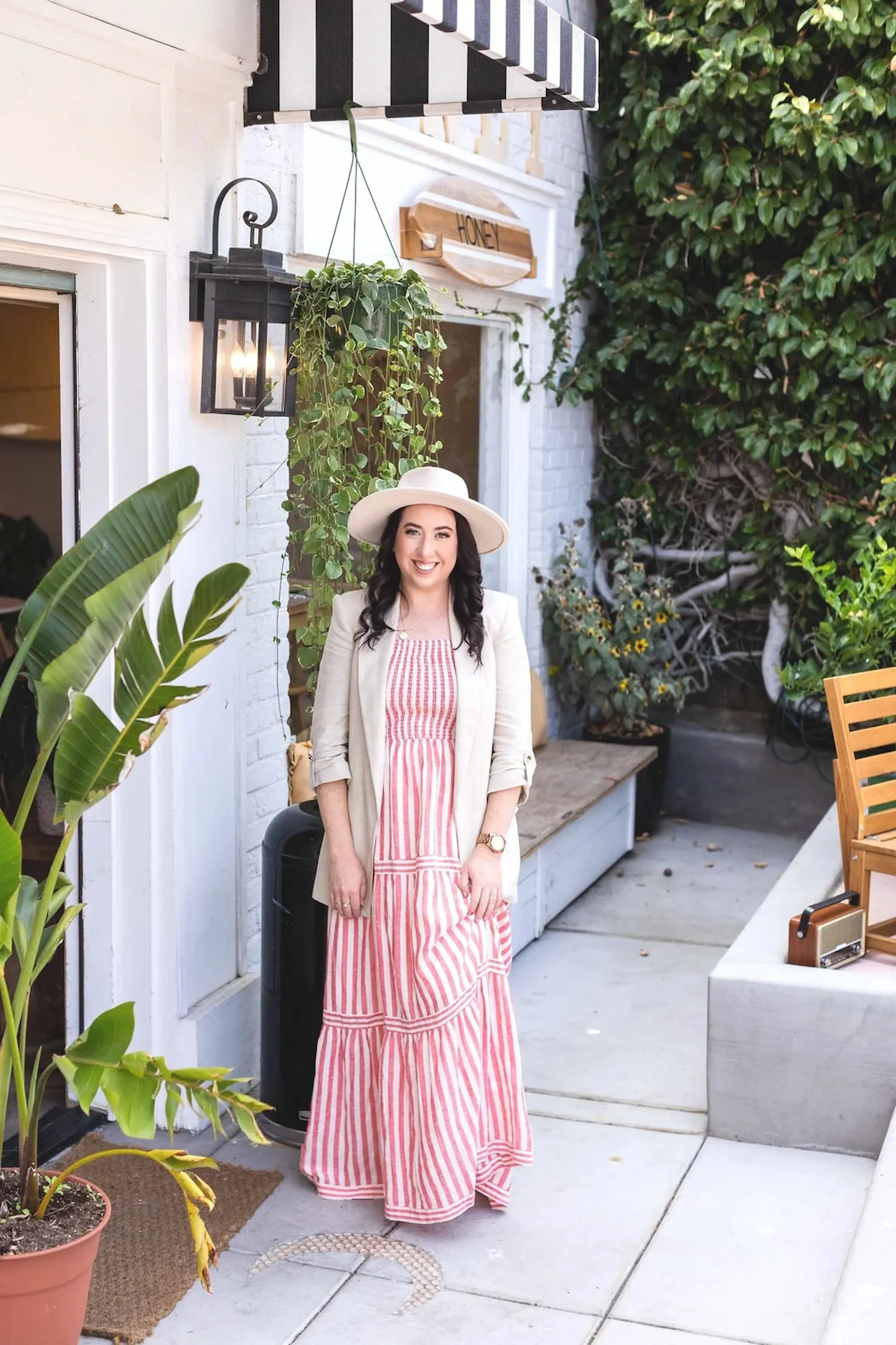Therapist Alexa Levine outside her virtual therapy office in California. Alexa specializes in therapy for pregnancy, postpartum depression, postpartum anxiety and mom rage for women in Los Angeles, California.