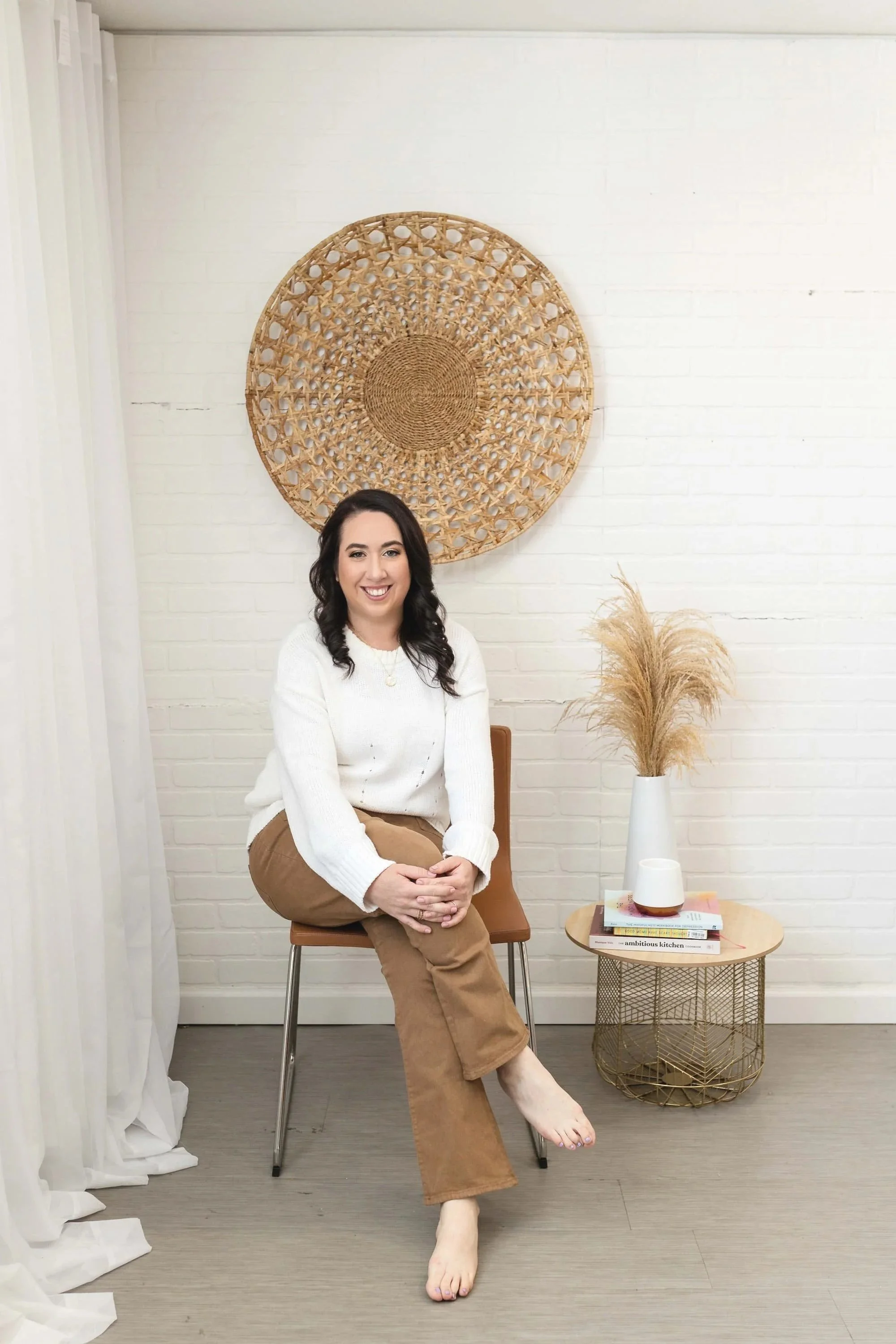Licensed therapist Alexa Levine supports Pregnant woman standing in her backyard in Encinitas, California, Alexa provides virtual therapy support for anxiety during pregnancy after loss and miscarriage. .