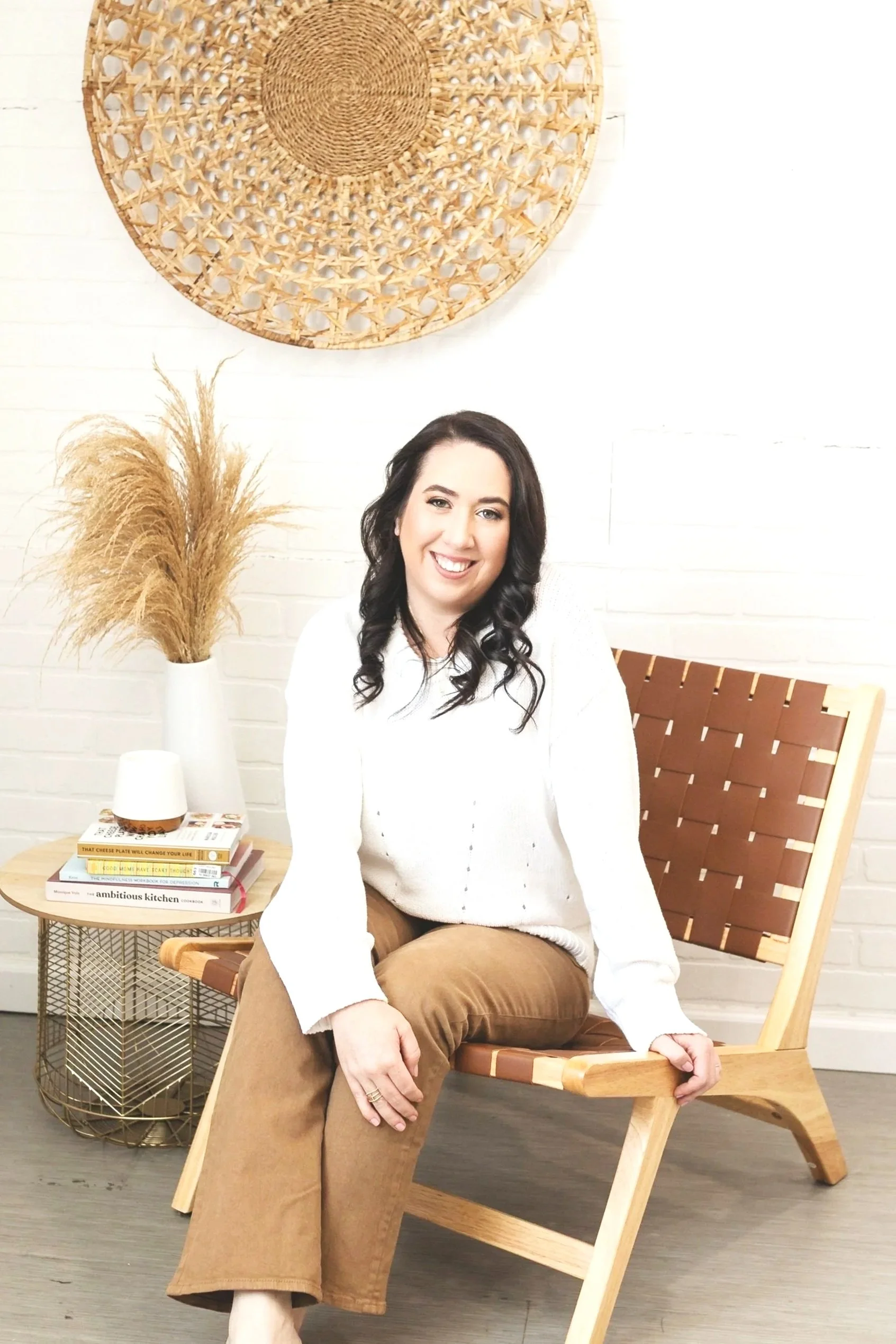 Licensed Therapist Alexa Levine at her virtual office in Studio City, CA. Alexa provides therapy for women during pregnancy, postpartum anxiety, postpartum depression and mom rage throughout Los Angeles, CA.