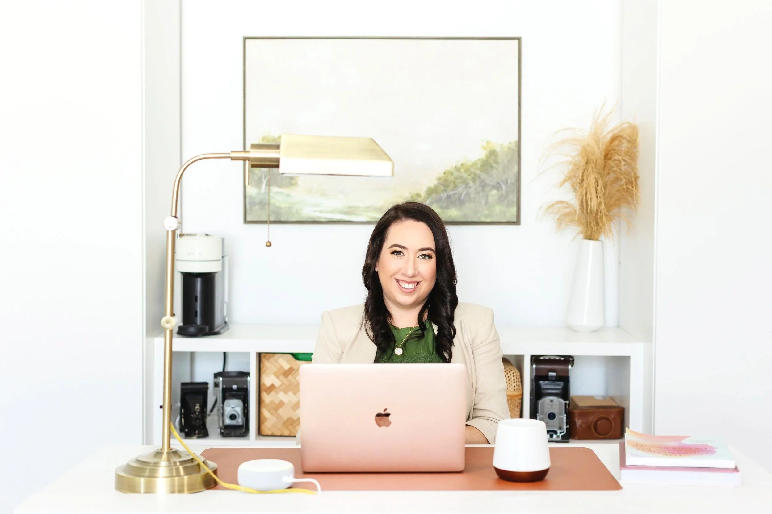 Licensed Therapist Alexa Levine in her virtual office in Woodland Hills, CA. Alexa specializes in providing therapy for women during pregnancy, postpartum depression, postpartum anxiety and mom rage.