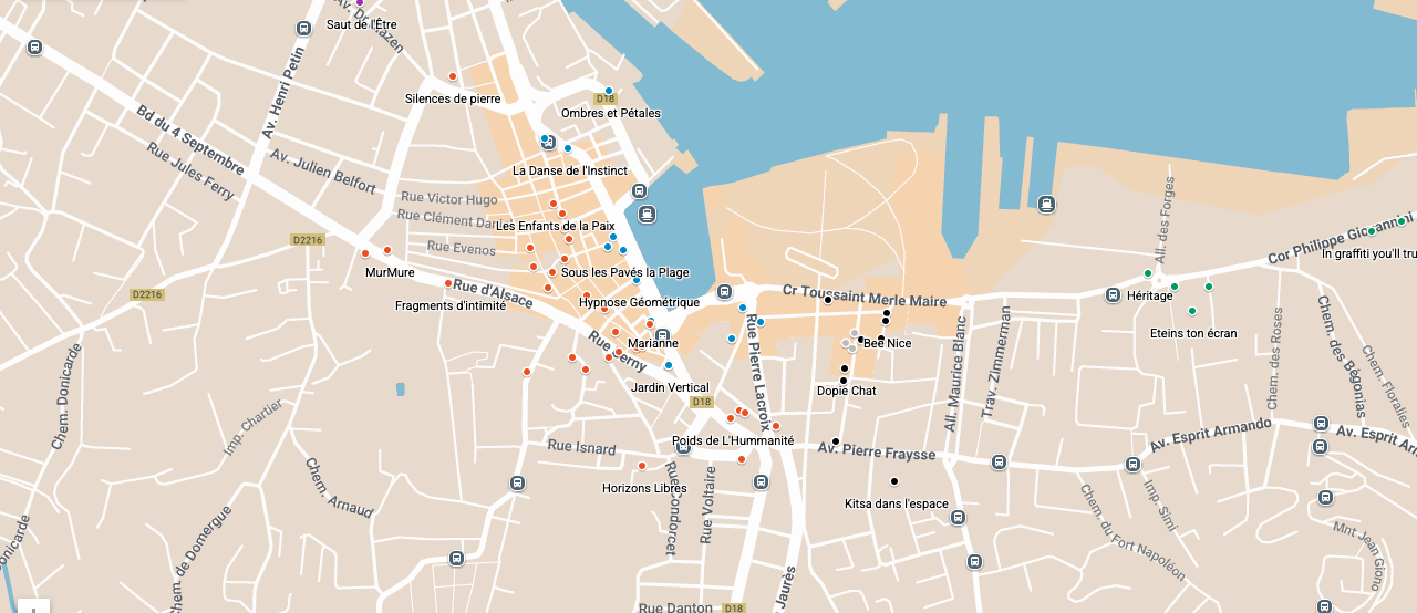 Carte géographique détaillée d'une zone portuaire et urbaine, montrant des rues, des bâtiments, un port avec des quais, et divers emplacements marqués par des points et des icônes.