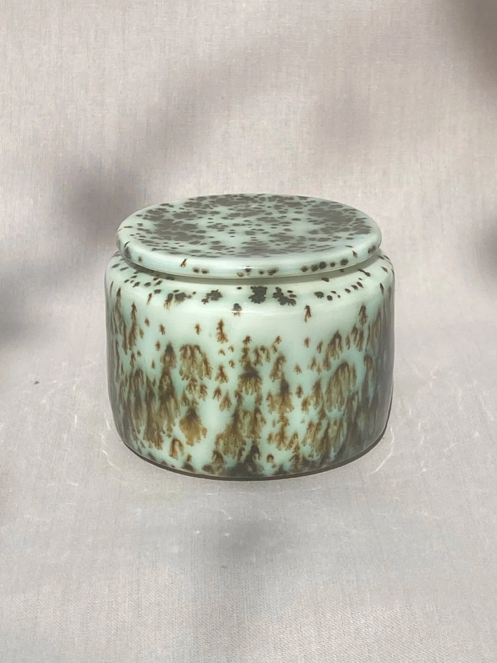Porzellandose Jadegrün mit Metallspots