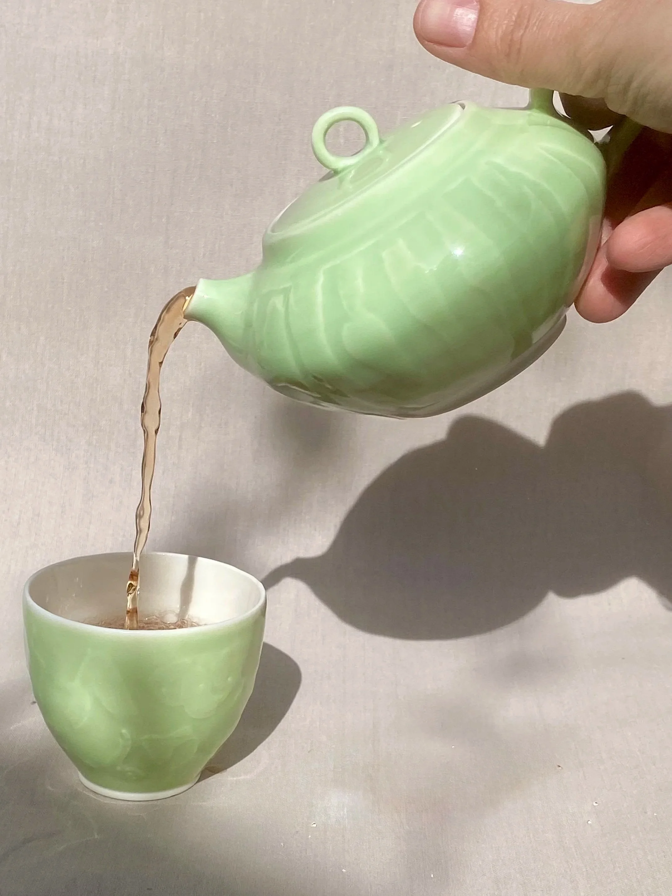 Porzellanteekanne mit Becher in Seladongrün