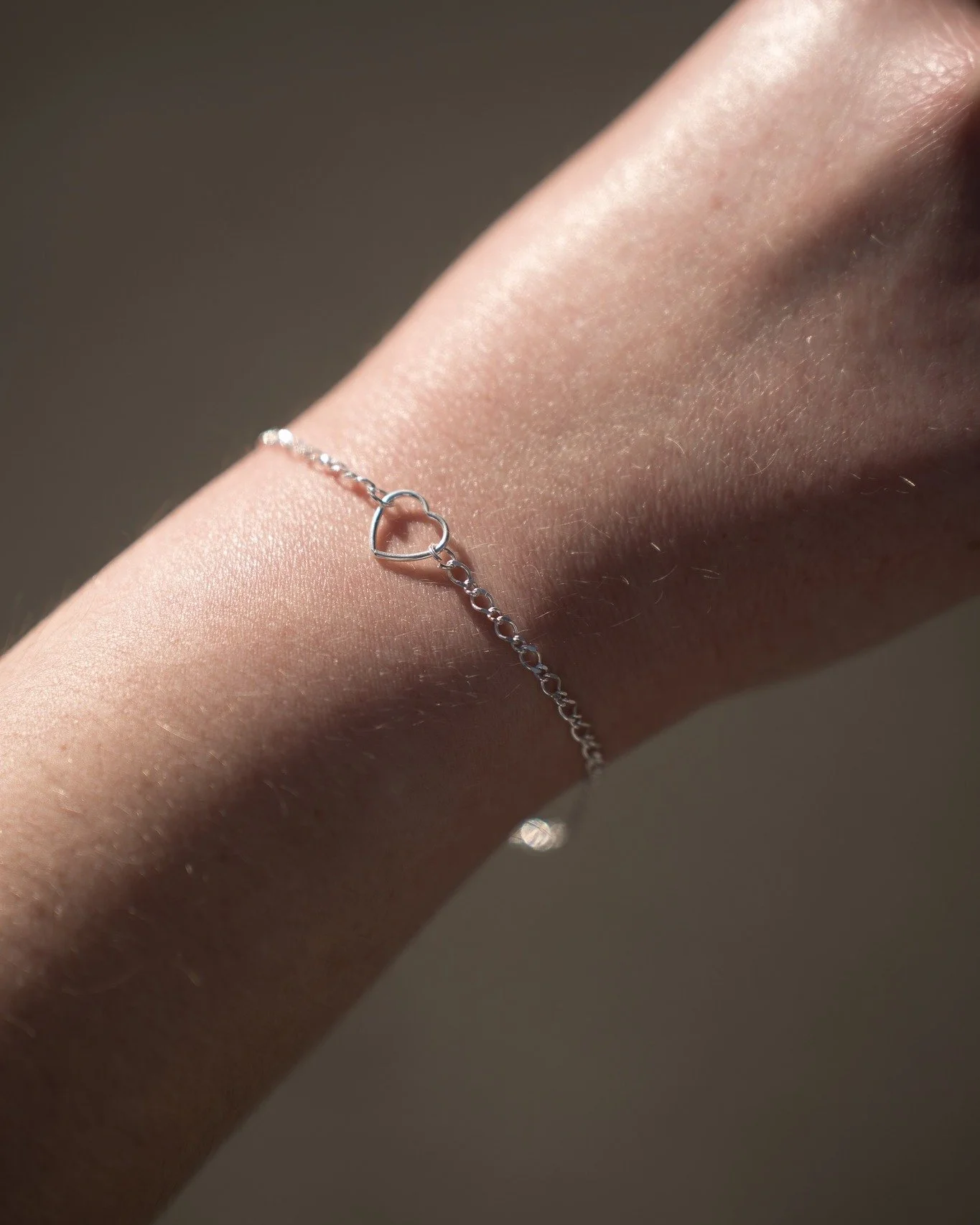 Our sterling silver twisted oval chain paired with a heart connector 🤍

#permanentjewellery #OakGrove #weldedjewellery