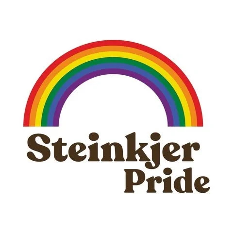 Regnbue med teksten "Steinkjer Pride" under.
